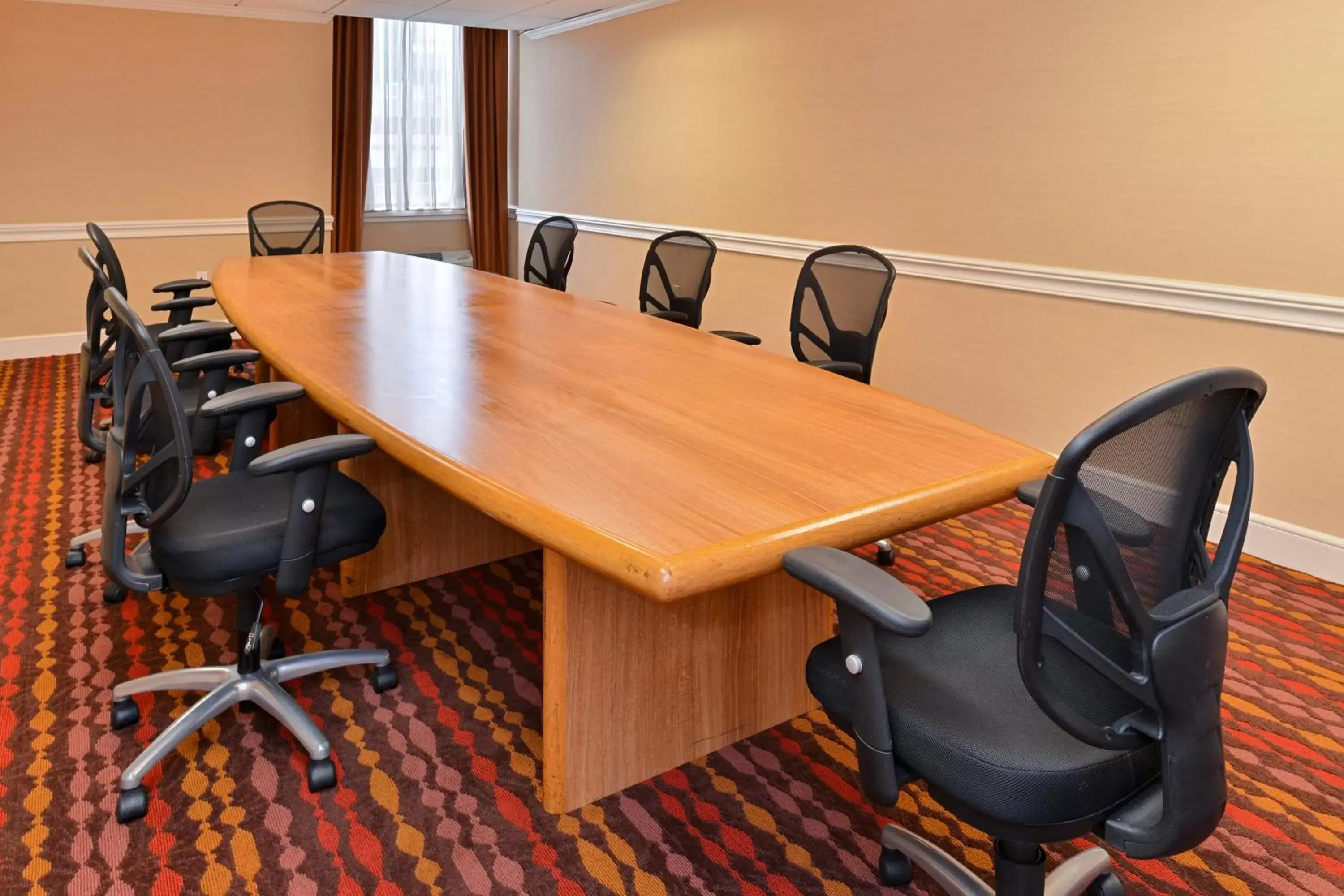 Meeting/conference room in Holiday Inn New London, an IHG Hotel