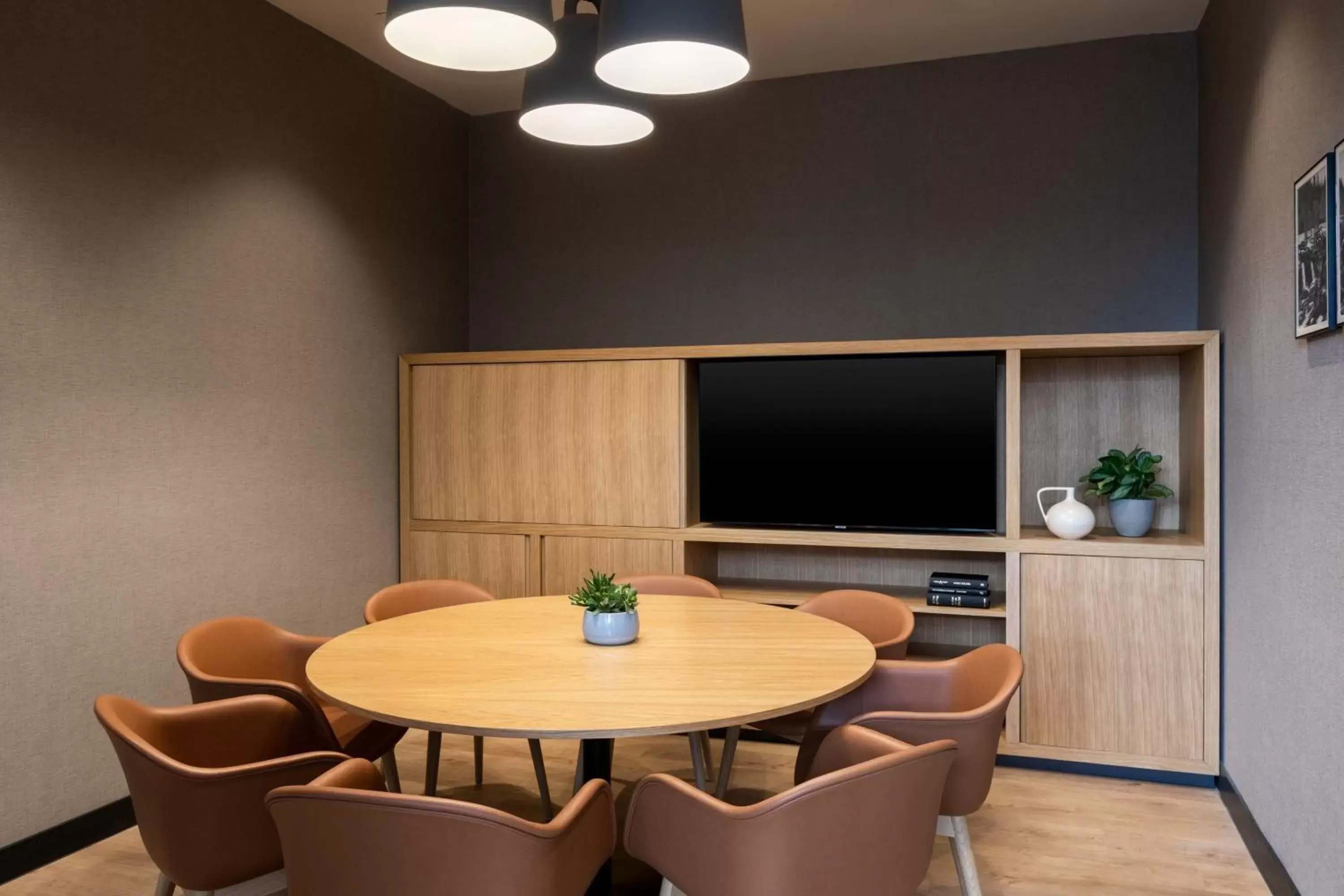 Meeting/conference room, TV/Entertainment Center in Courtyard by Marriott Glasgow SEC