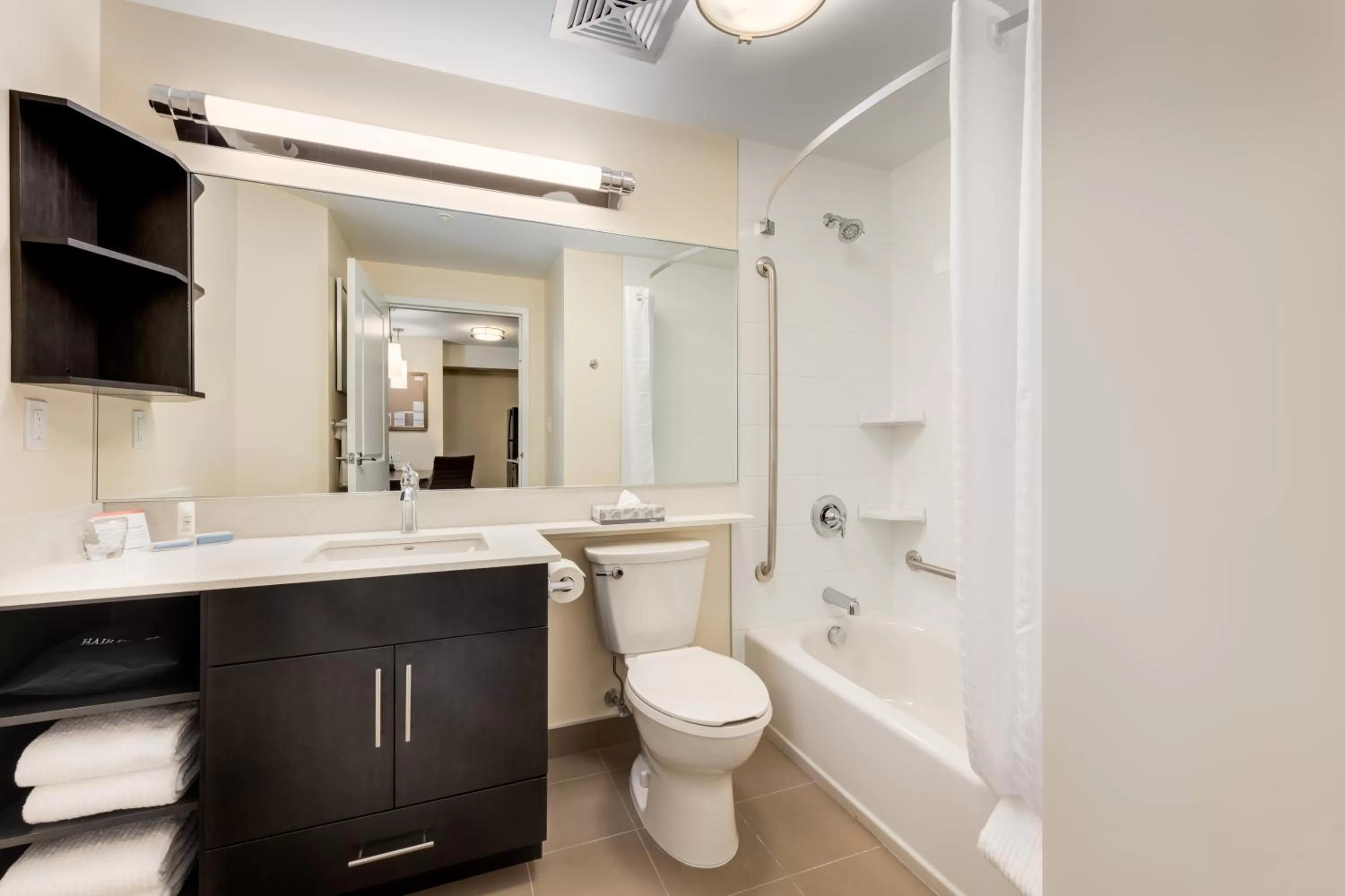 Shower in Park Inn by Radisson, Calgary Airport North, AB