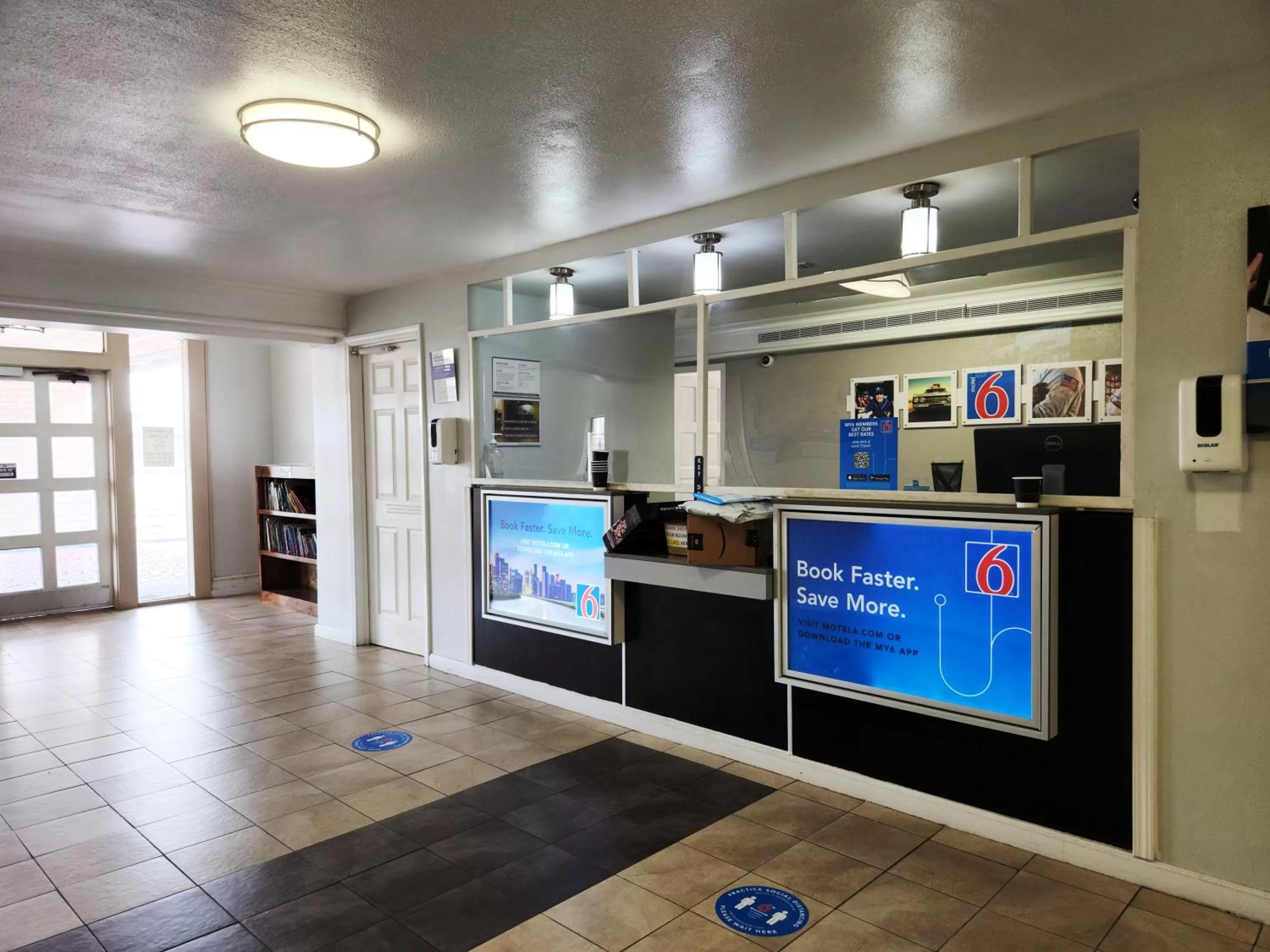 Facade/entrance in Studio 6 Baytown, Tx - Garth Road