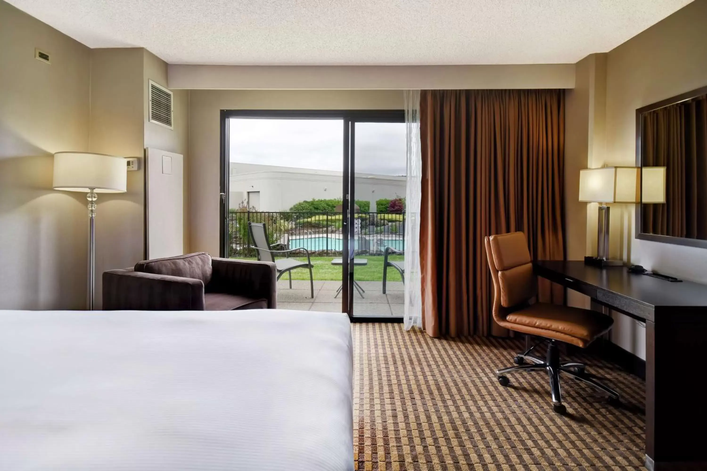 Bedroom in DoubleTree by Hilton Pleasanton at The Club