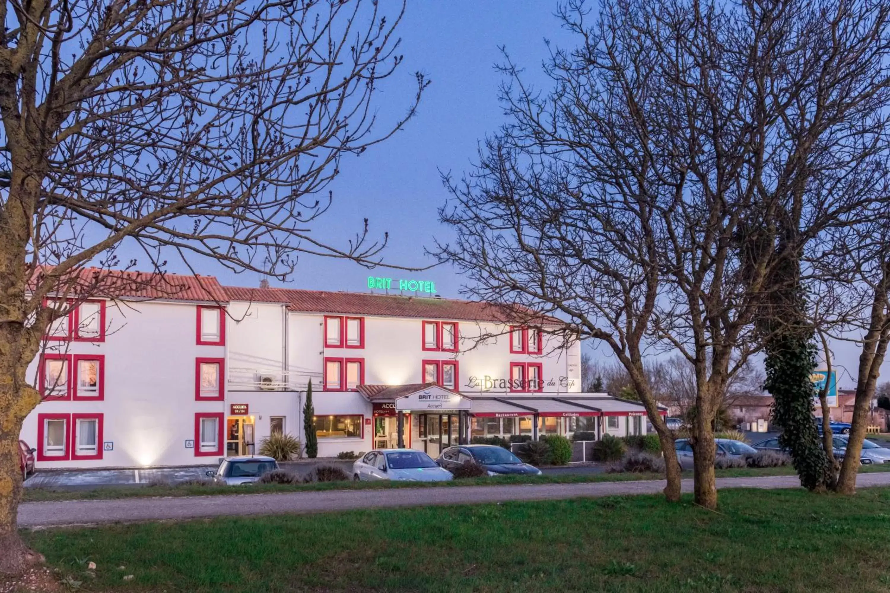 Facade/entrance, Property Building in Brit Hotel La Rochelle Périgny