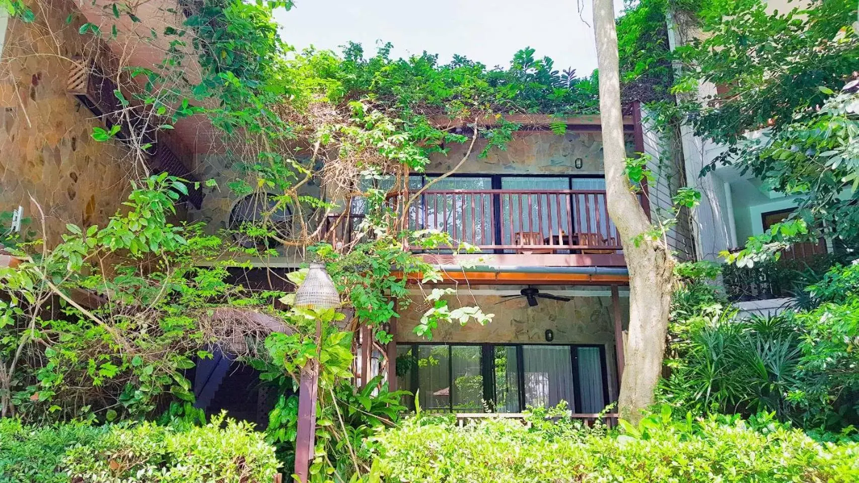 Facade/entrance in Birds and Bees Resort Facade/entrance in Birds and Bees Resort