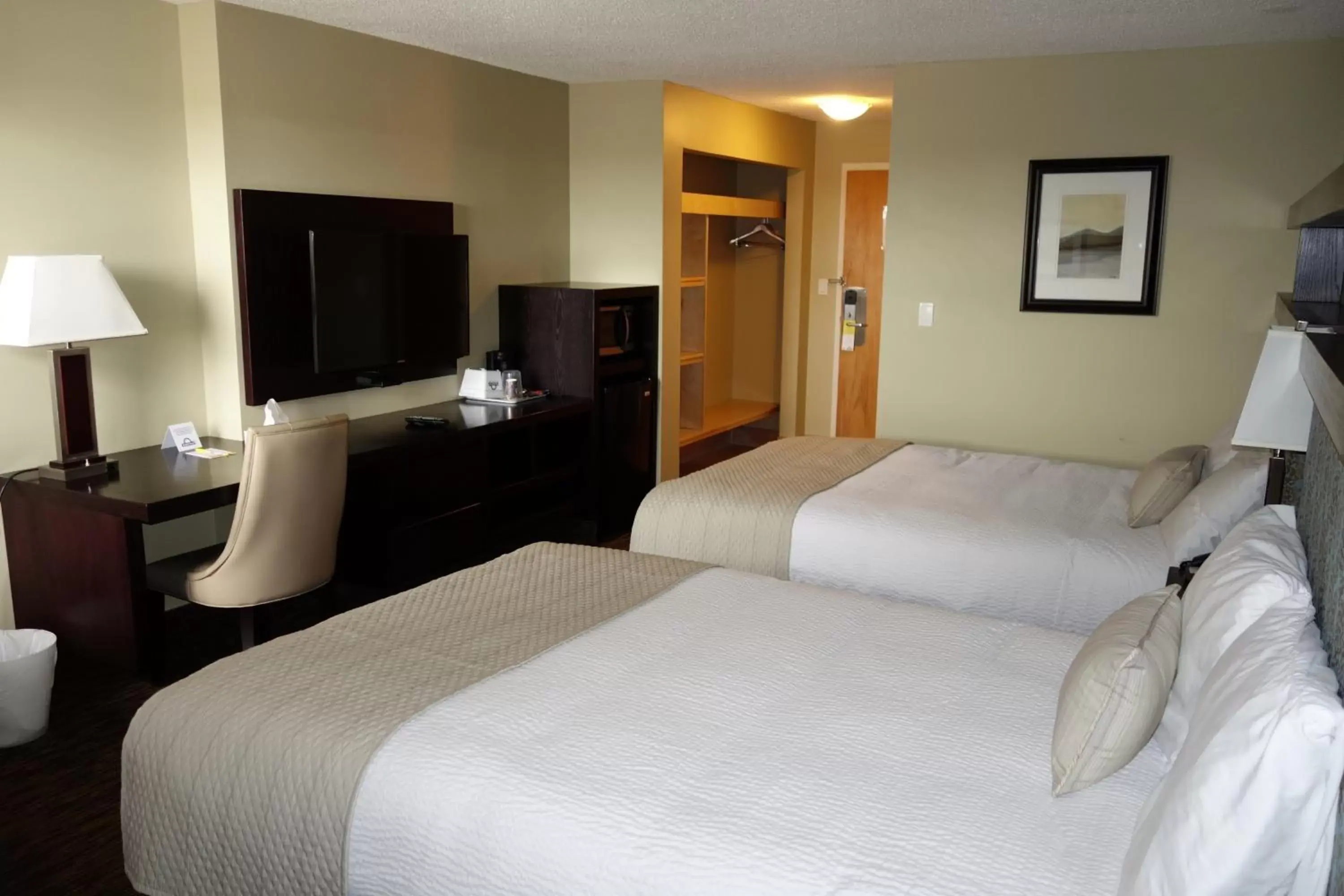 Photo of the whole room, Bed in Days Inn by Wyndham Vermilion