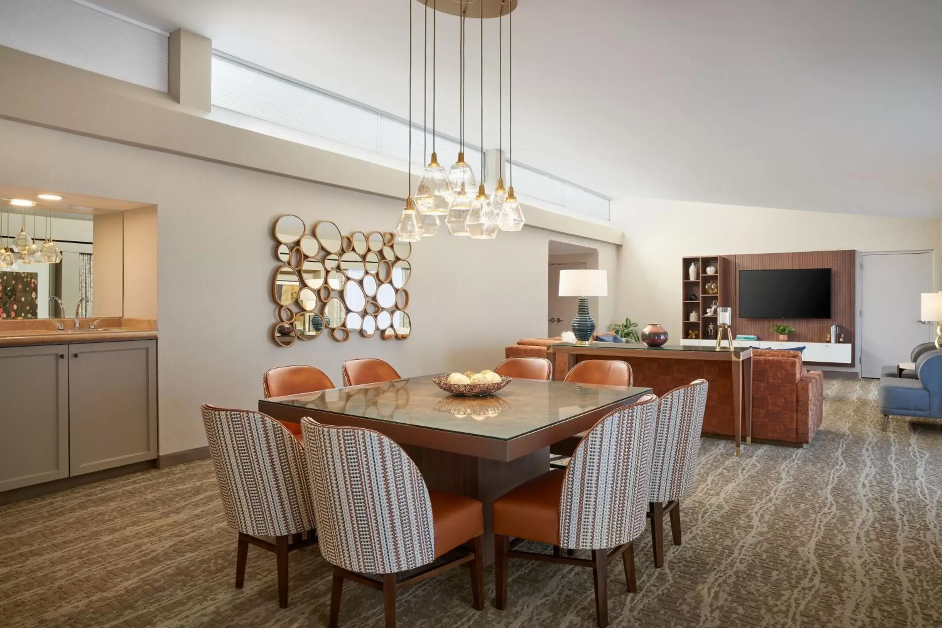 Photo of the whole room, Dining Area in The Westin Kansas City at Crown Center