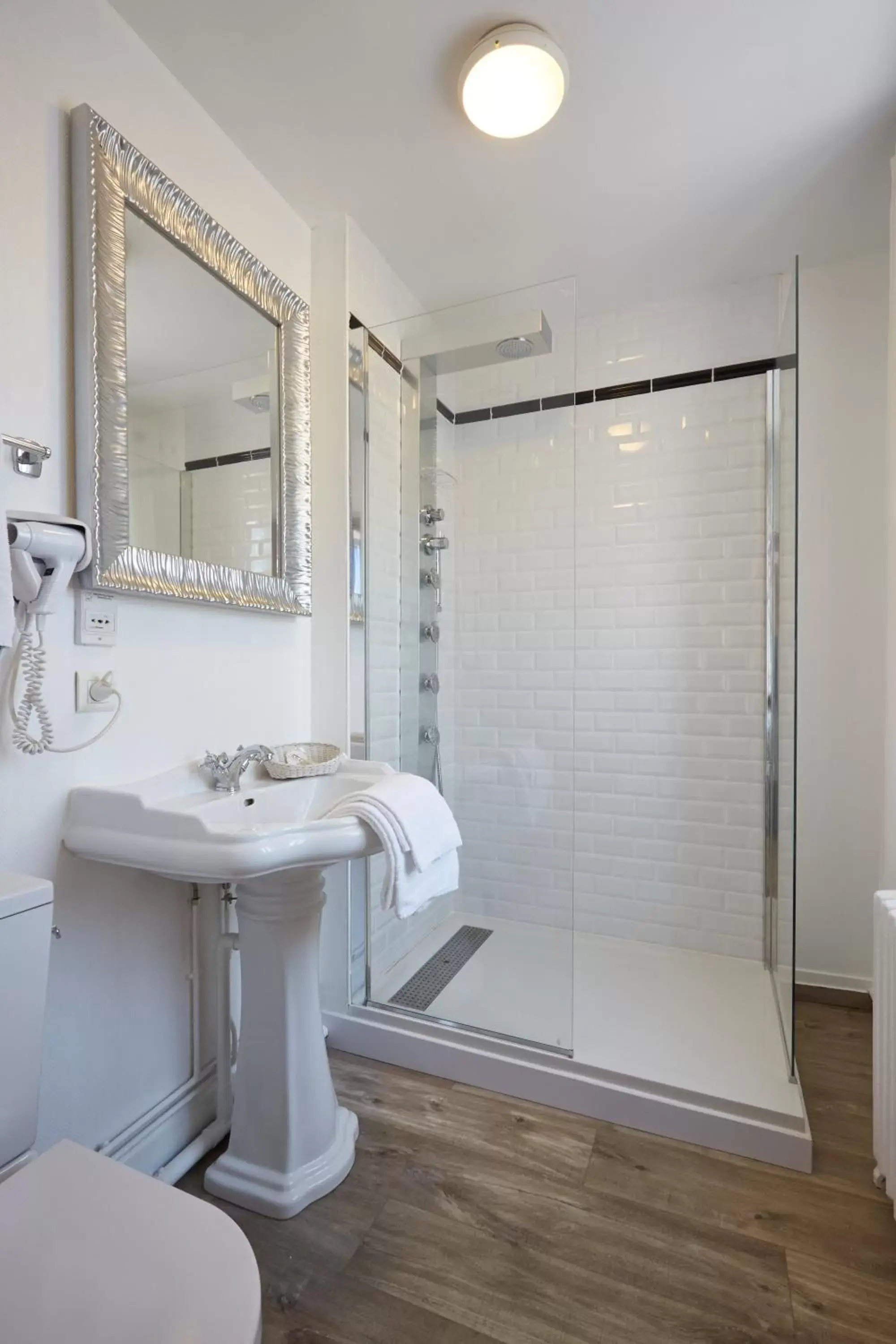 Bathroom in The Originals Boutique, Hôtel La Colonne de Bronze, Saint-Valéry-sur-Somme (Inter-Hotel)