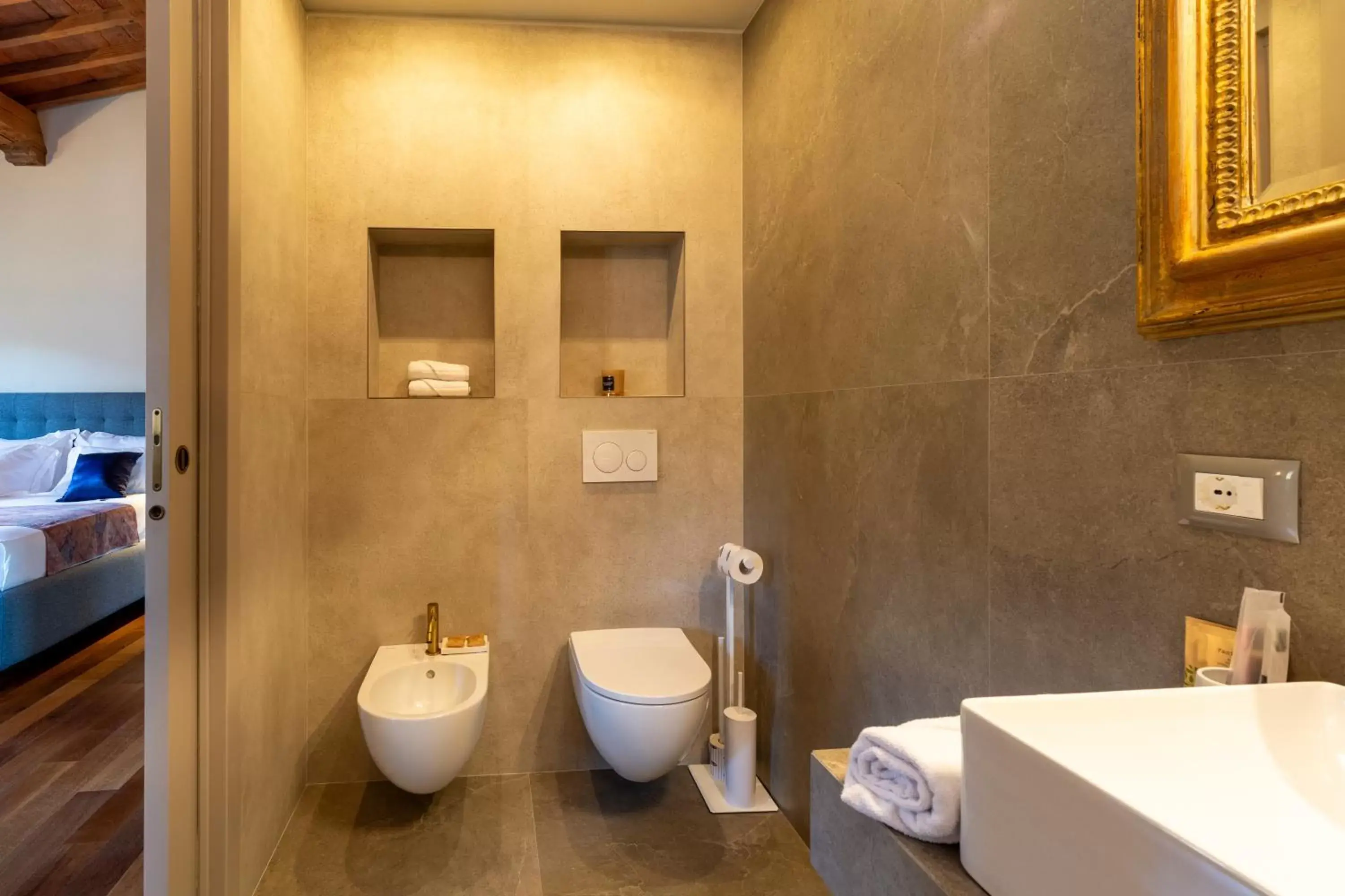 Bathroom in Dimora Le Torri - Boutique Luxury Suites in Florence Historic Centre - Adults Only