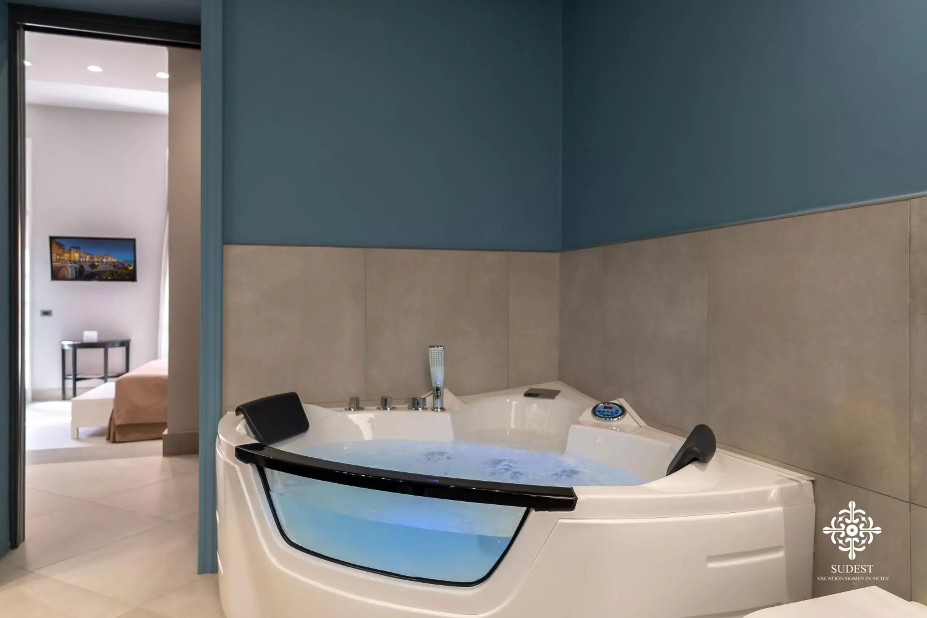 Hot Tub, Bathroom in Matteotti Luxury Residence