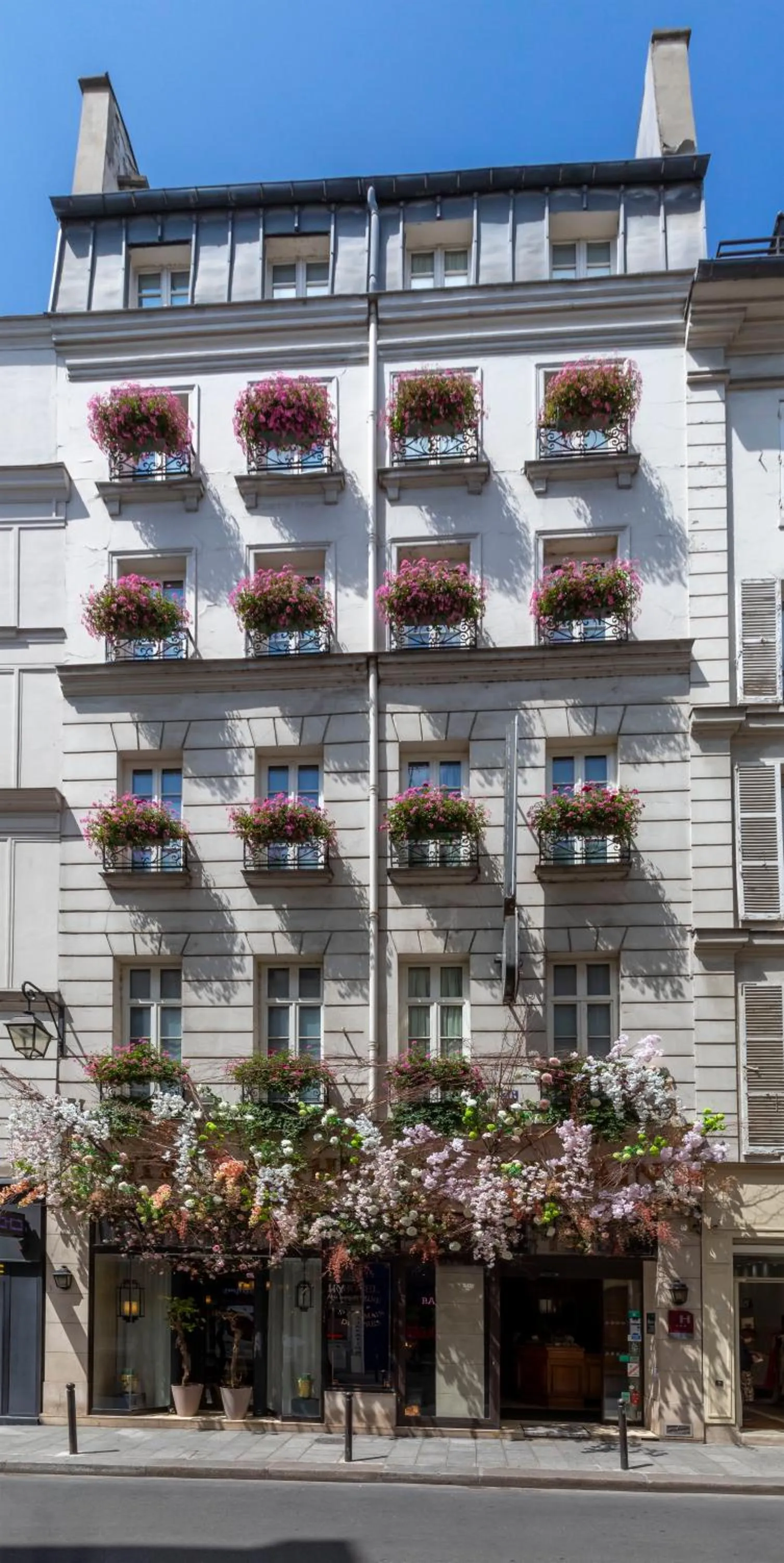 Property building in Dauphine Saint Germain