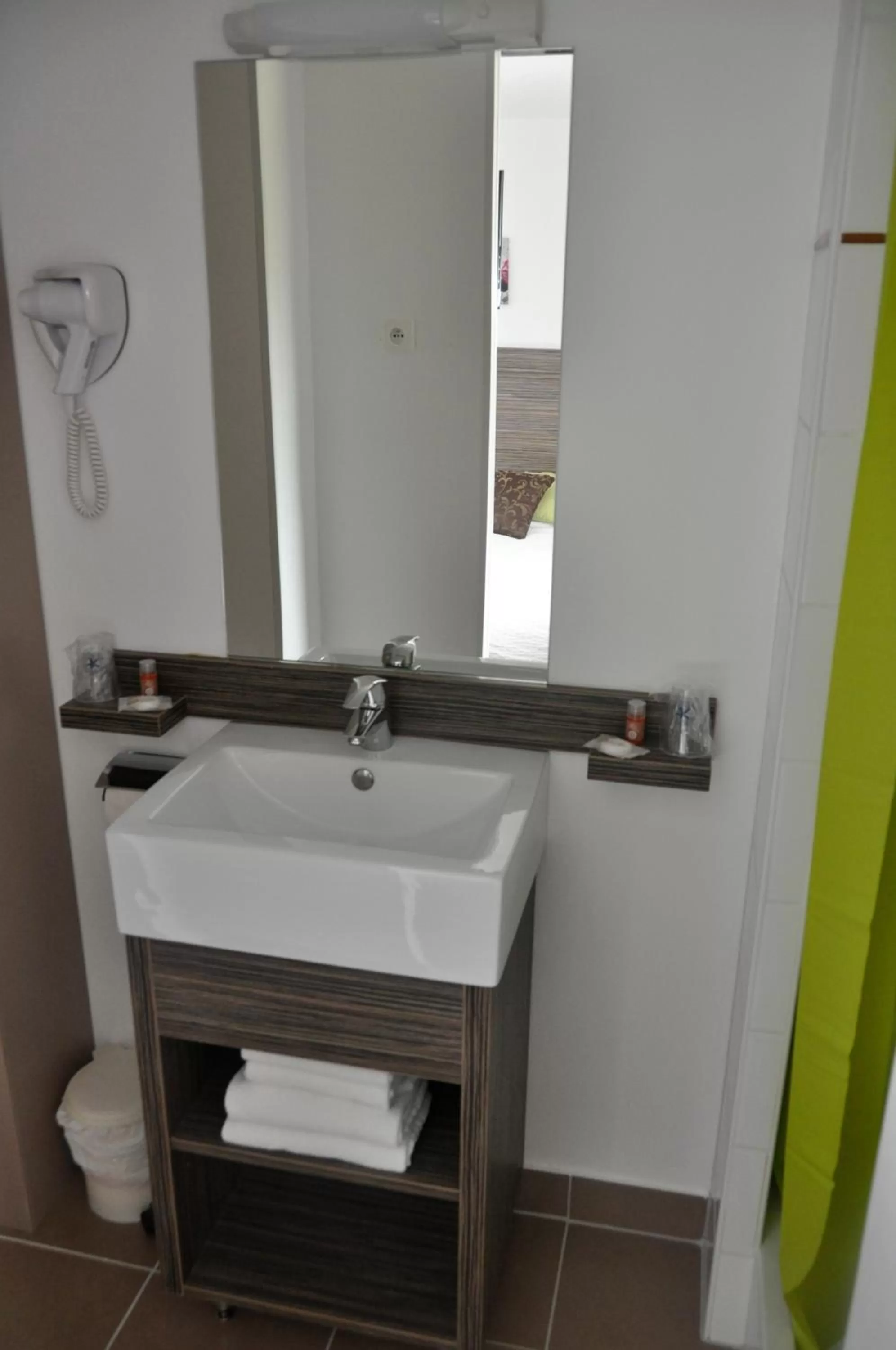 Bathroom in Hôtel Le Cosy Blois Villebarou