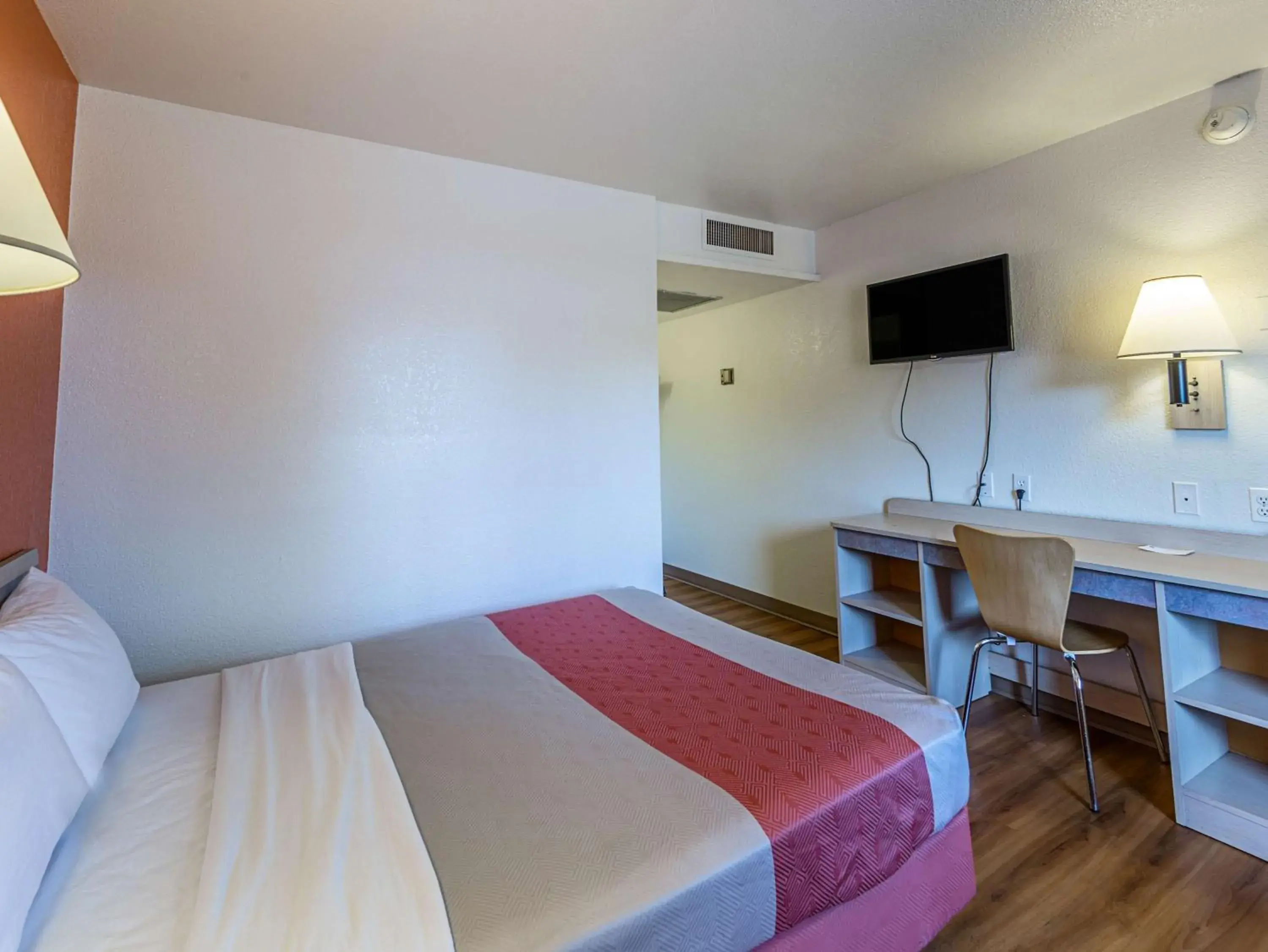 TV and multimedia, Room Photo in Motel 6-Yreka, CA