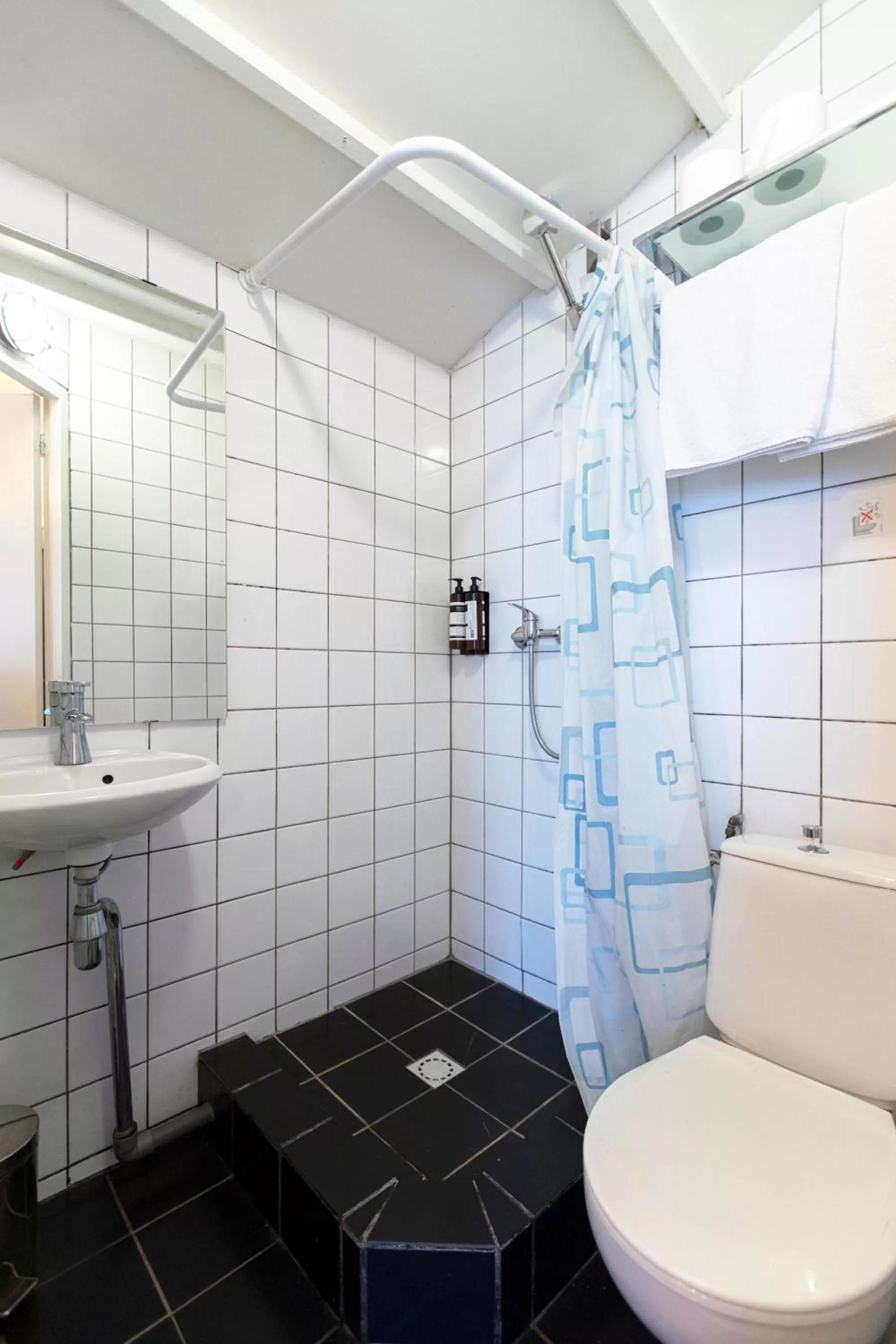 Shower in Quentin England Hotel