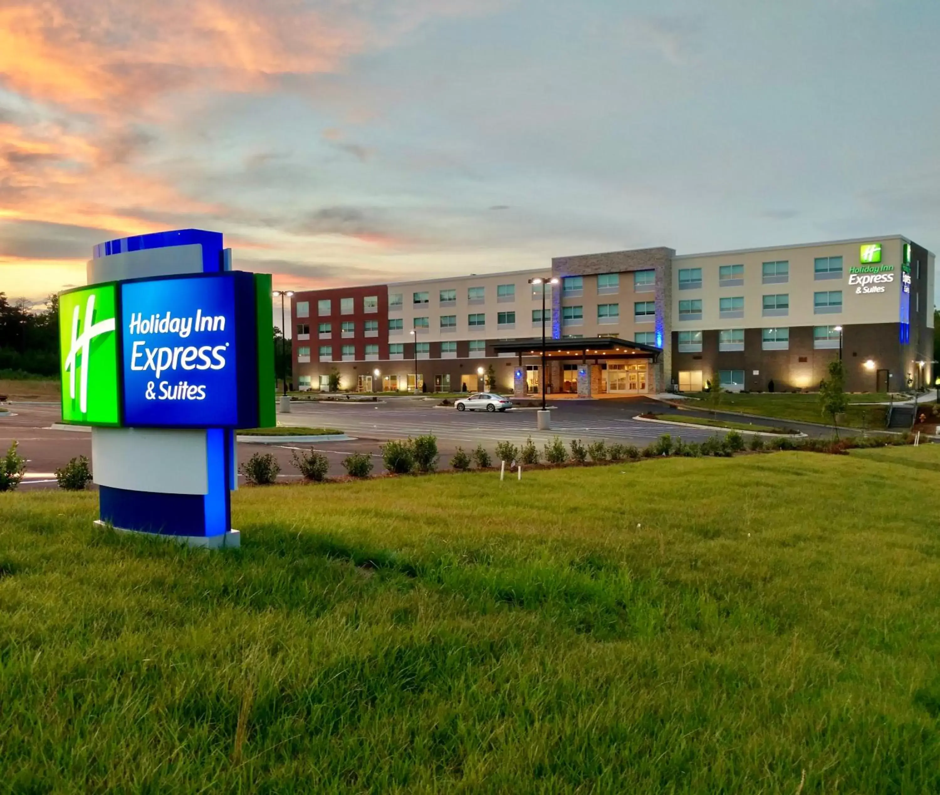 Property Building in Holiday Inn Express & Suites - Charlotte NE - University Area, an IHG Hotel