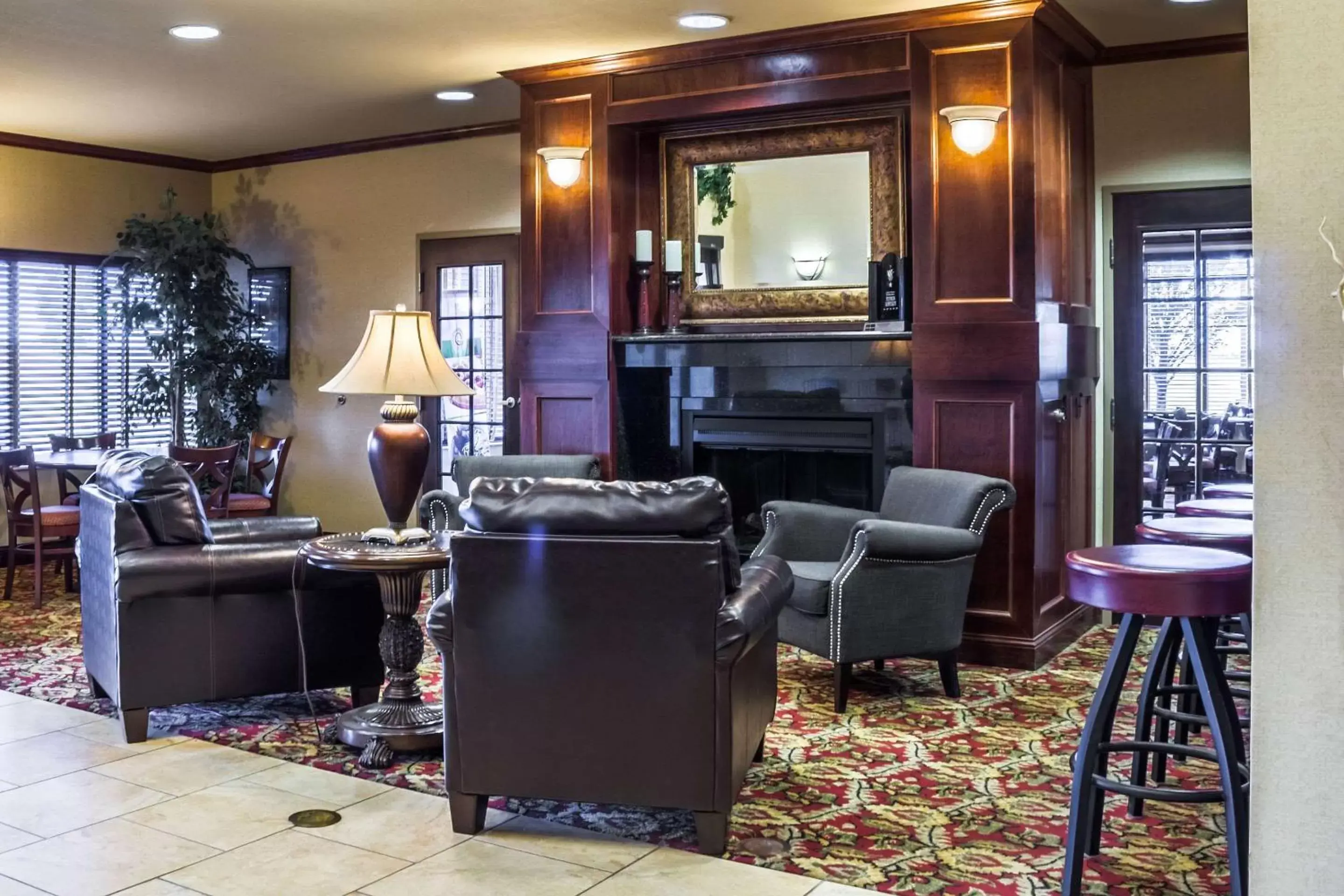 Lobby or reception, Lounge/Bar in Quality Inn & Suites Airport North