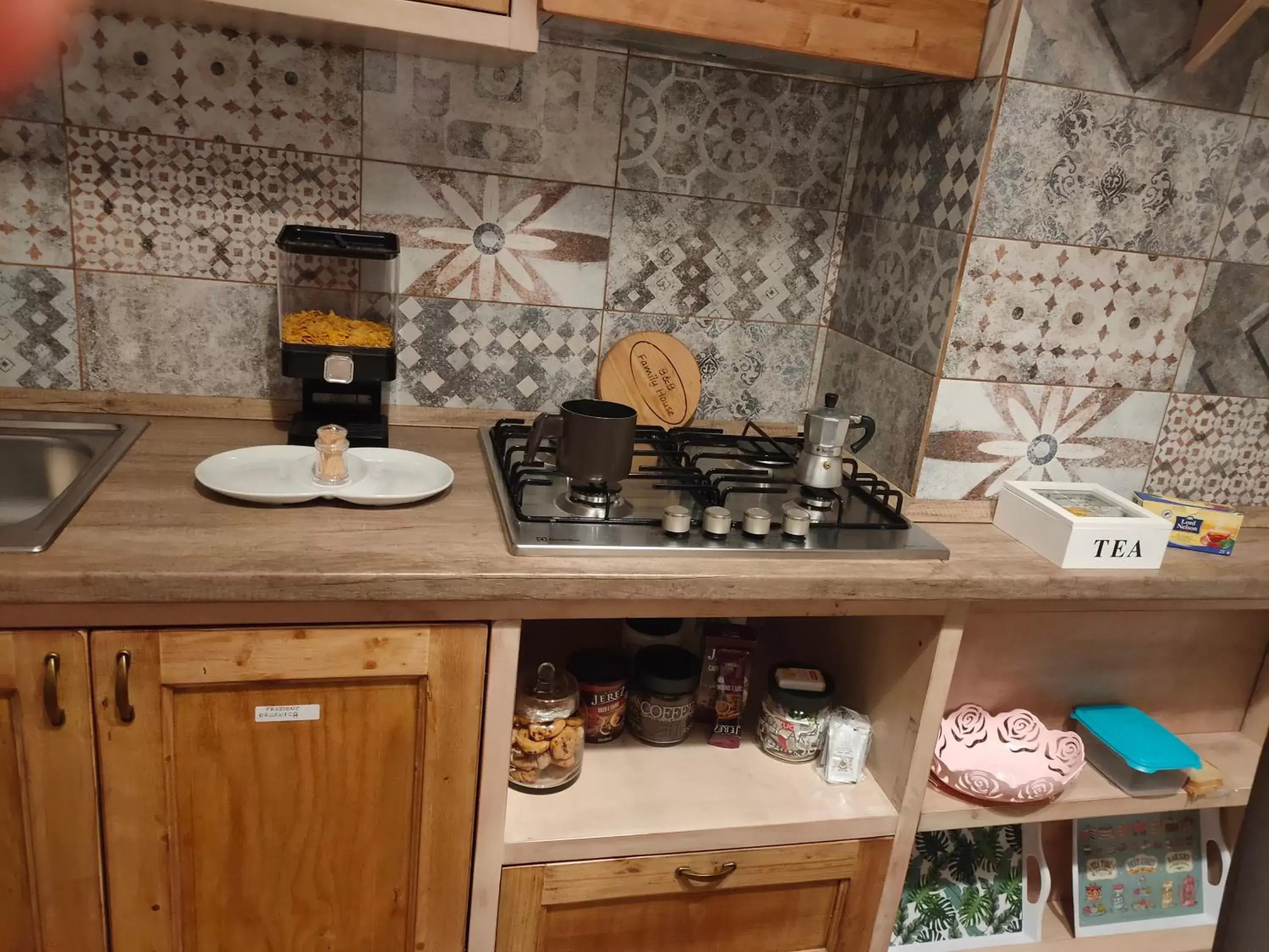 Coffee/tea facilities, Kitchen/Kitchenette in Family House