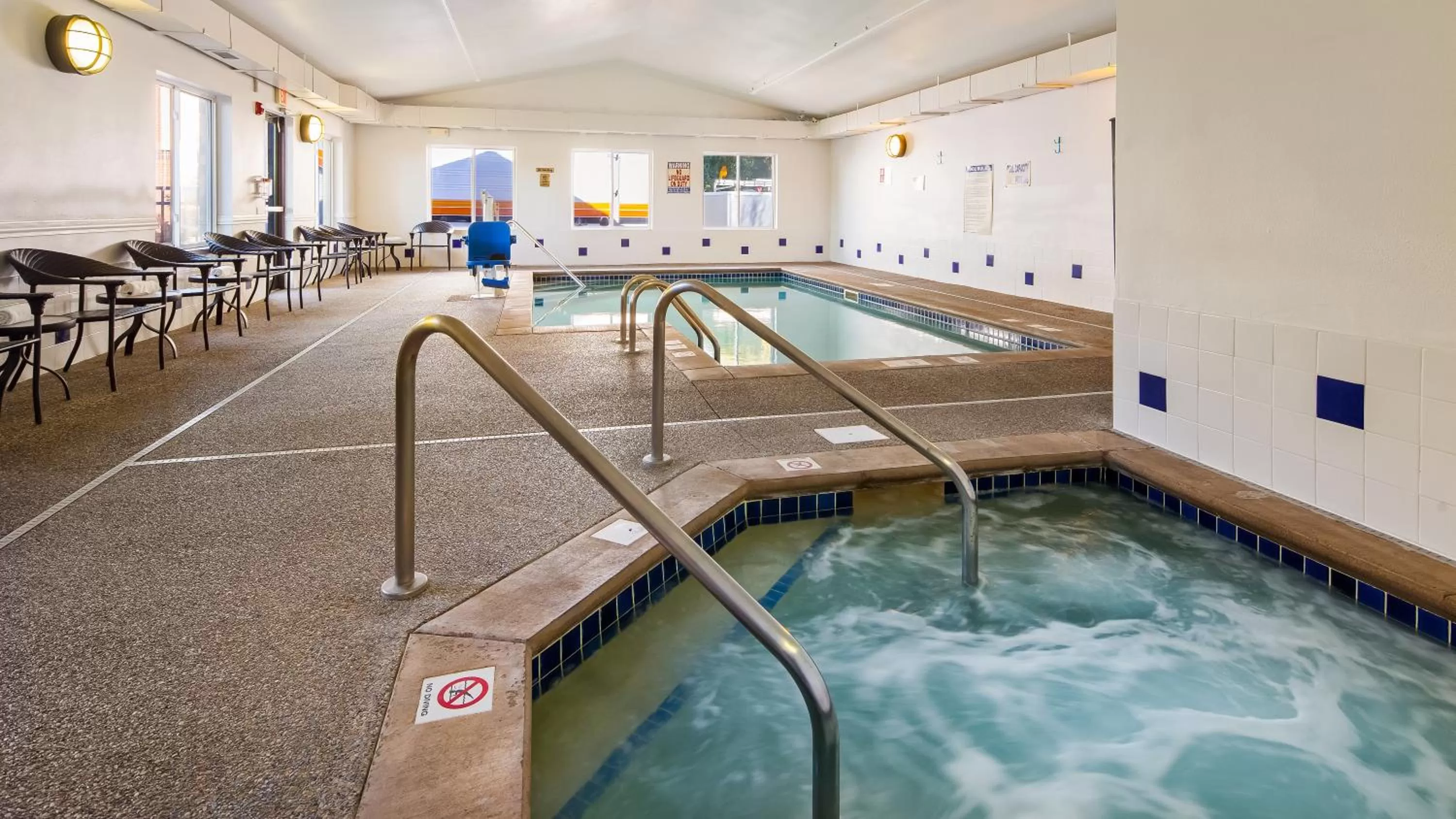 Swimming pool in Best Western Eden Prairie Inn
