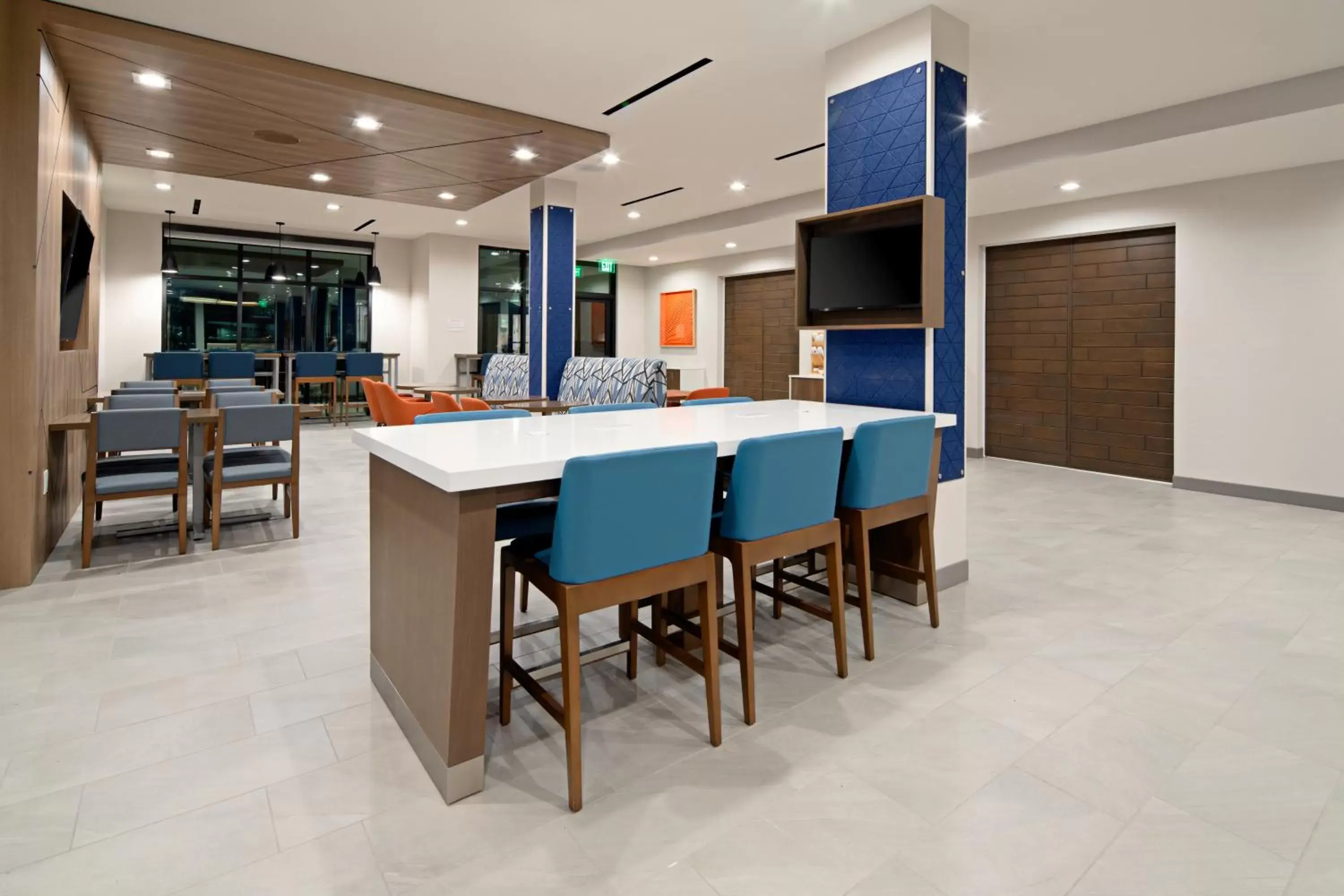 Lobby or reception in Holiday Inn Express & Suites - Valencia - Santa Clarita, an IHG Hotel