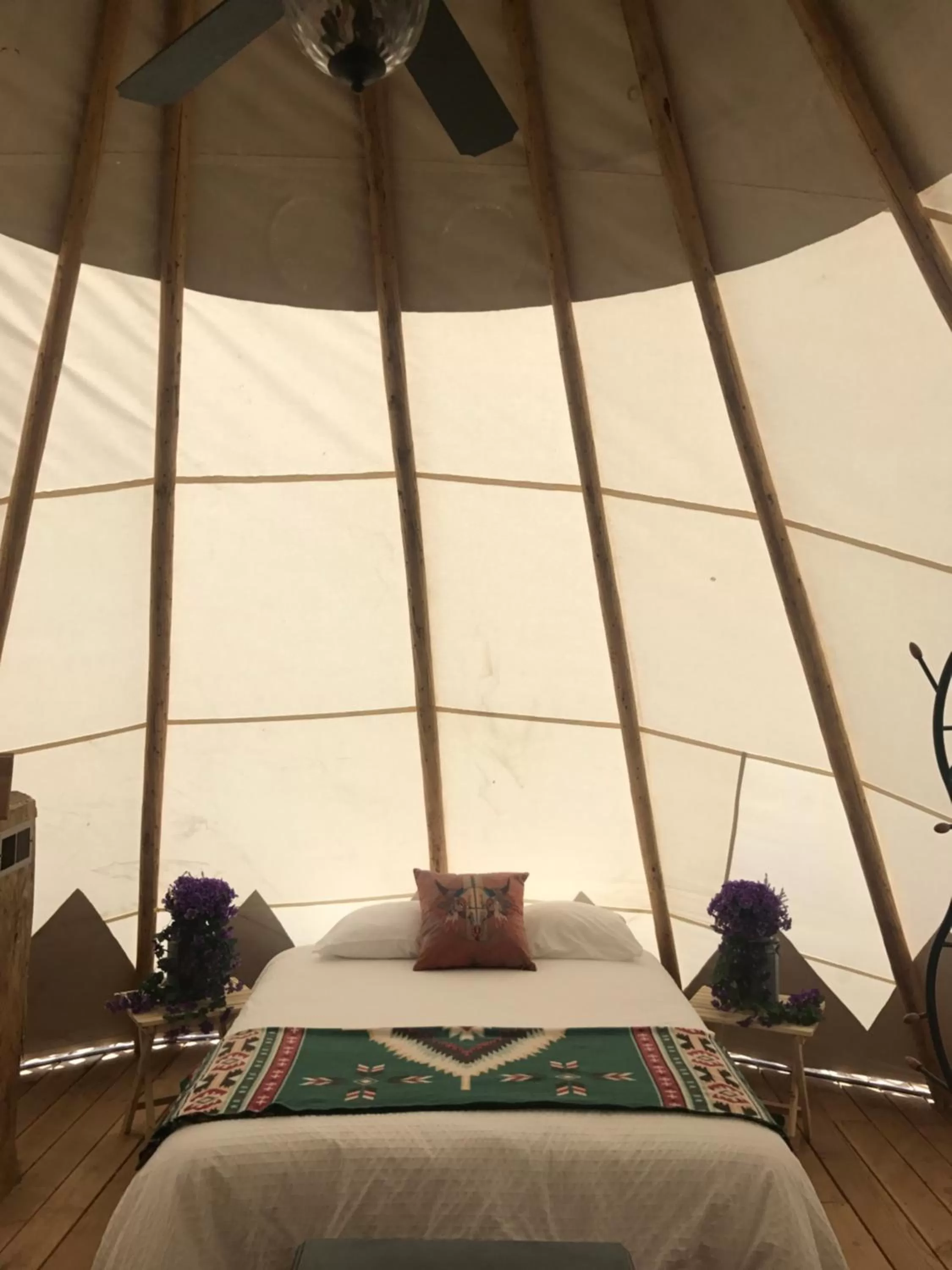 Bed in Olancha RV Park and Motel