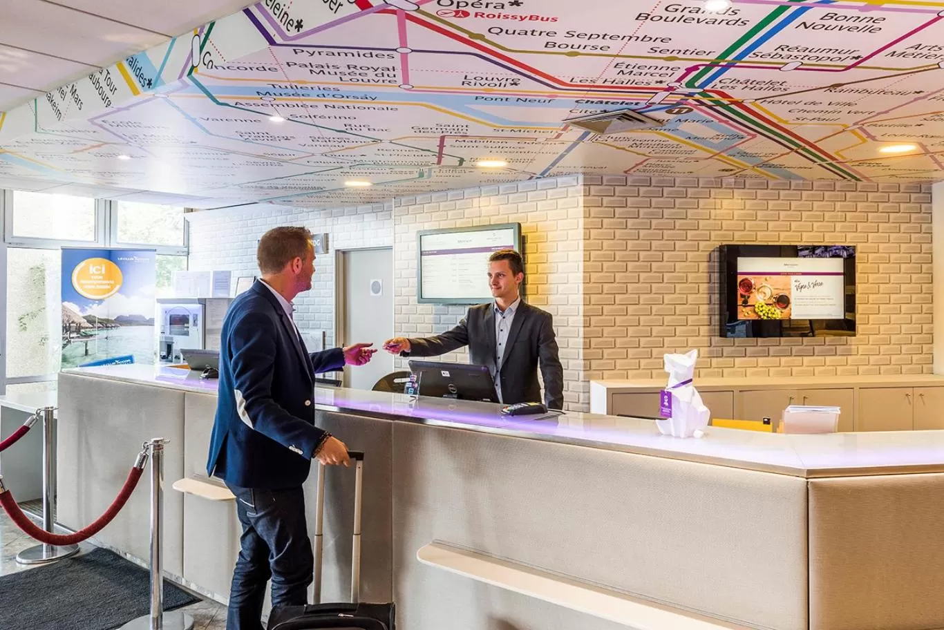 Lobby or reception in Mercure Paris Roissy CDG