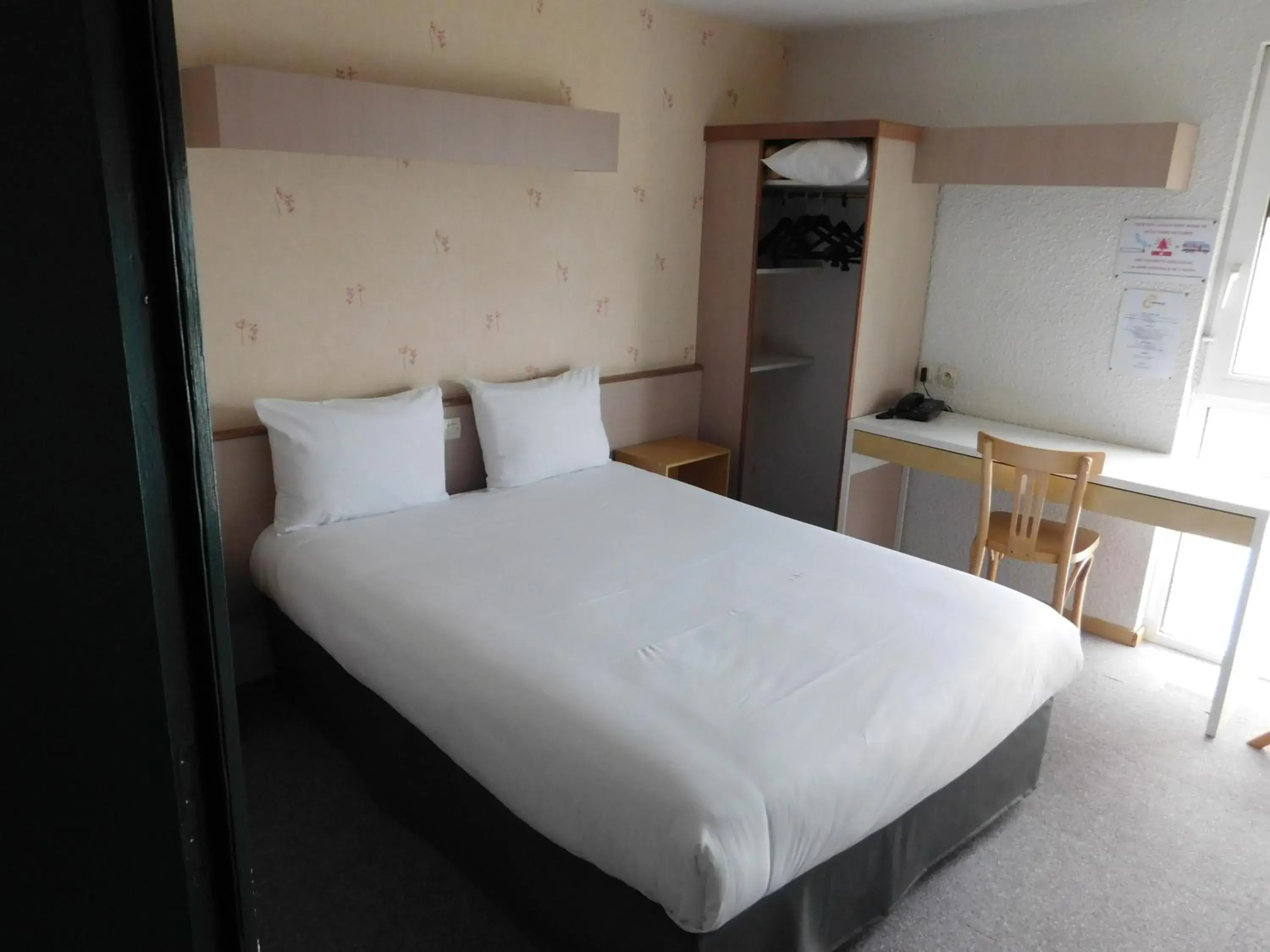 Property building, Bed in The Originals Access, Hotel Aries, Argentan (Inter-Hotel)