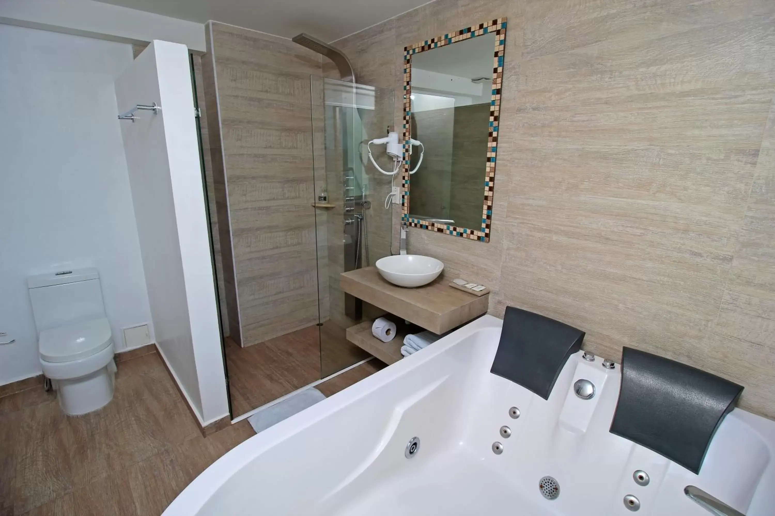 Shower, Bathroom in Hotel Summer Frente Al Mar