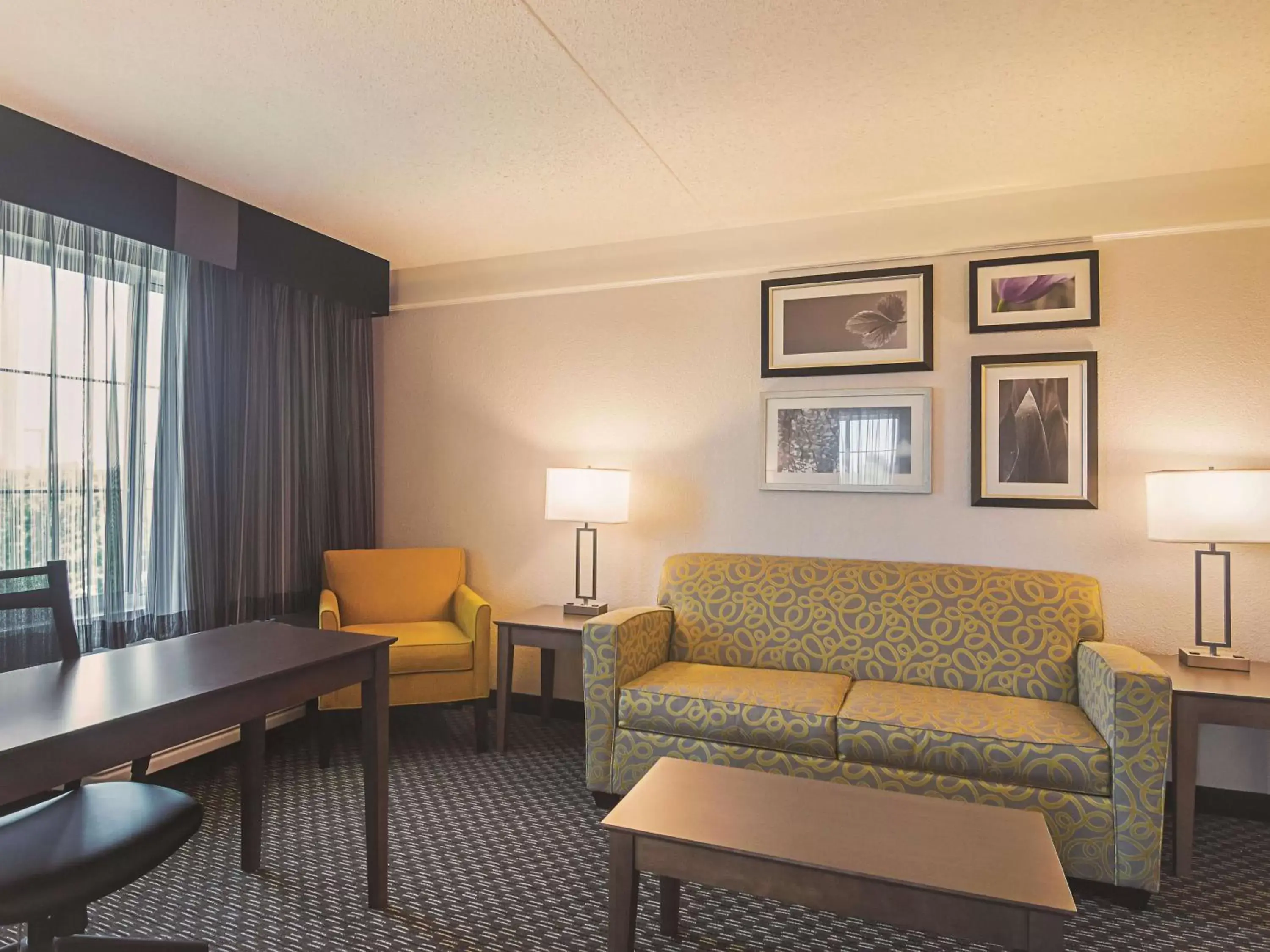 Photo of the whole room, Seating Area in La Quinta by Wyndham Oklahoma City - NW Expwy