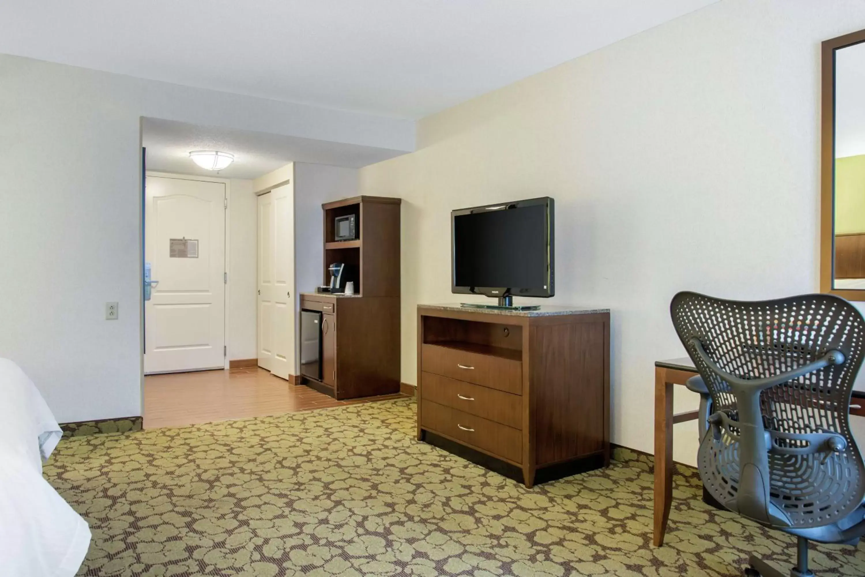 Bedroom, TV/Entertainment Center in Hilton Garden Inn Portland Airport