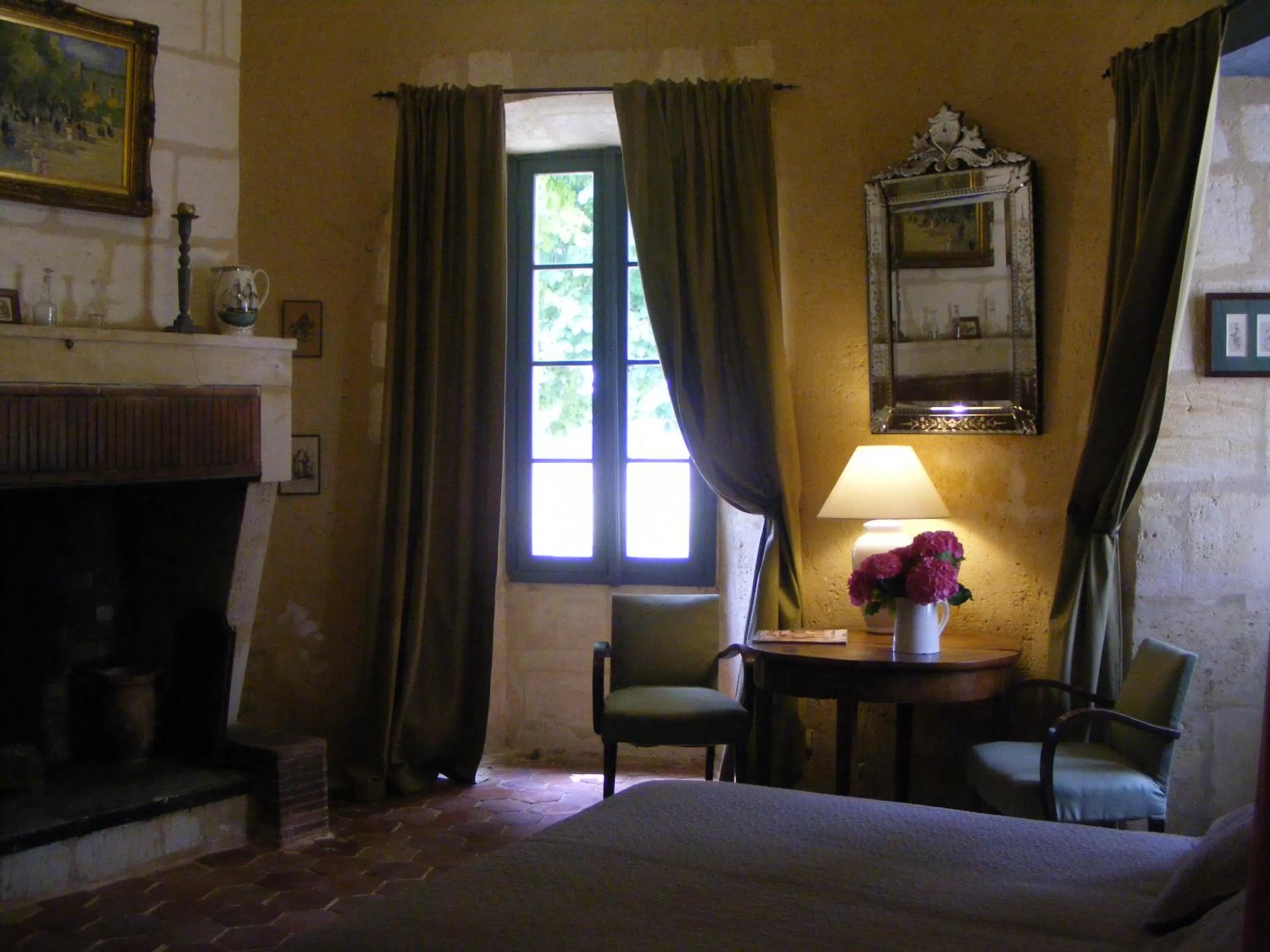 Photo of the whole room, Bed in La chambre de la Tour