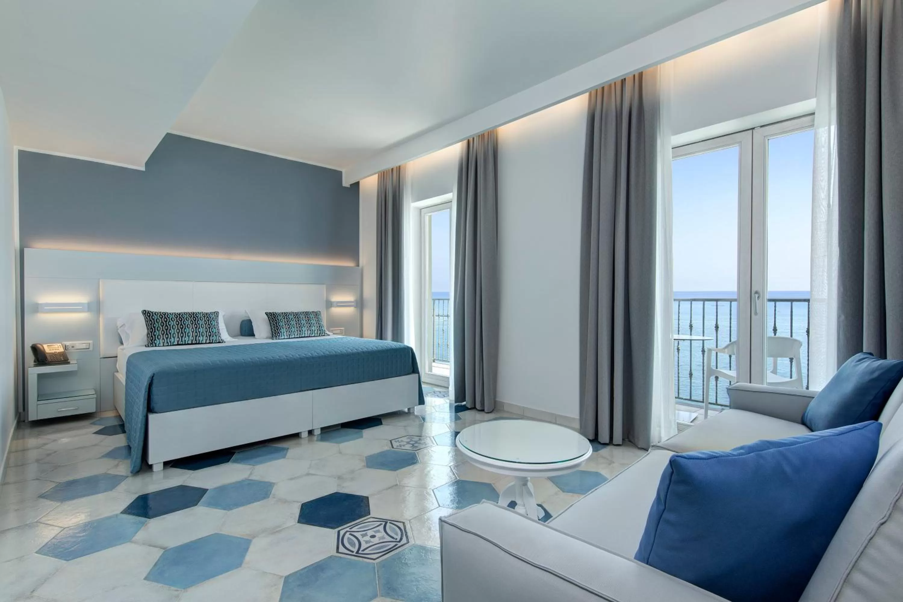 Photo of the whole room, Bed in Lloyd's Baia Hotel