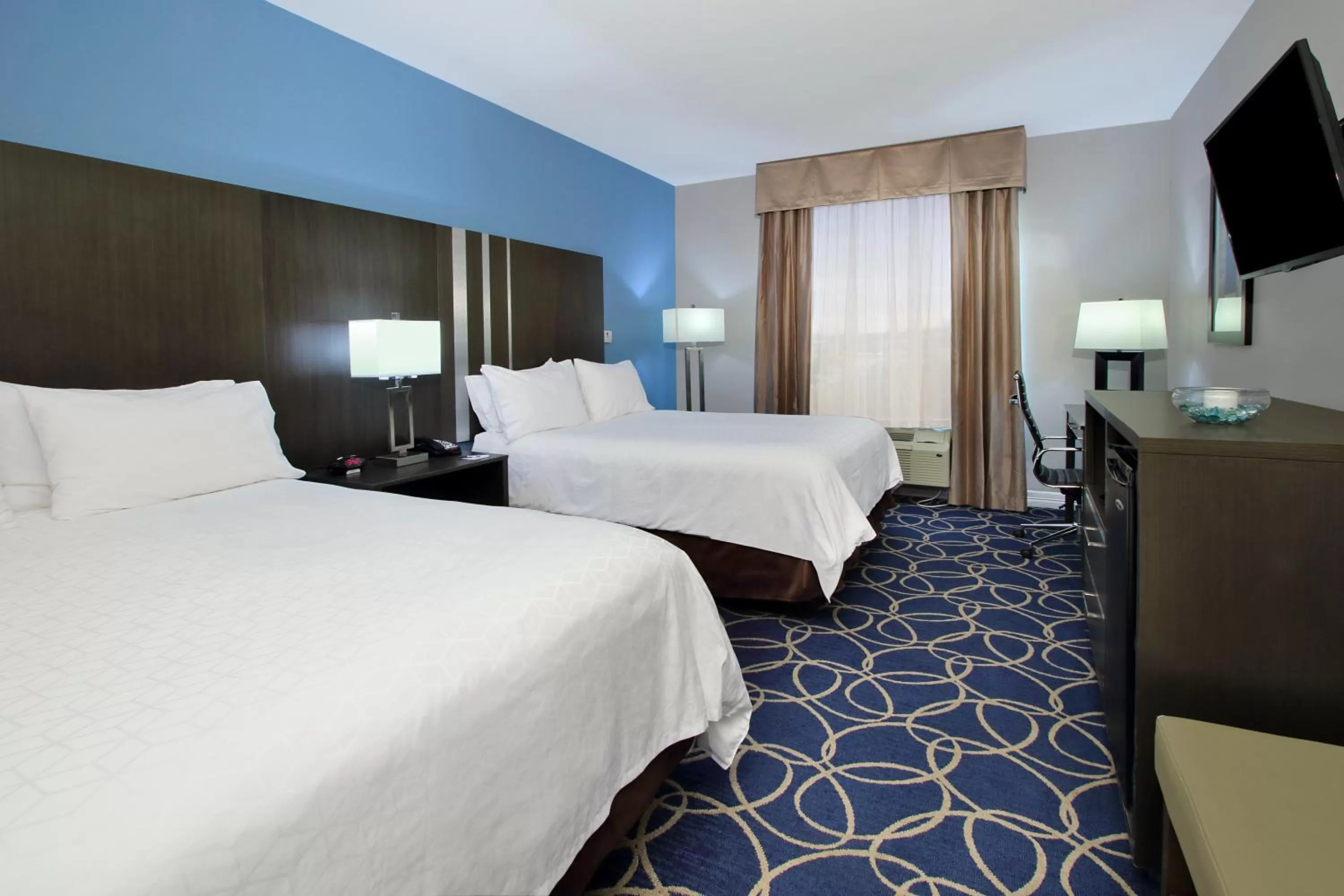 Photo of the whole room, Bed in Holiday Inn Express and Suites Houston North - IAH Area by IHG