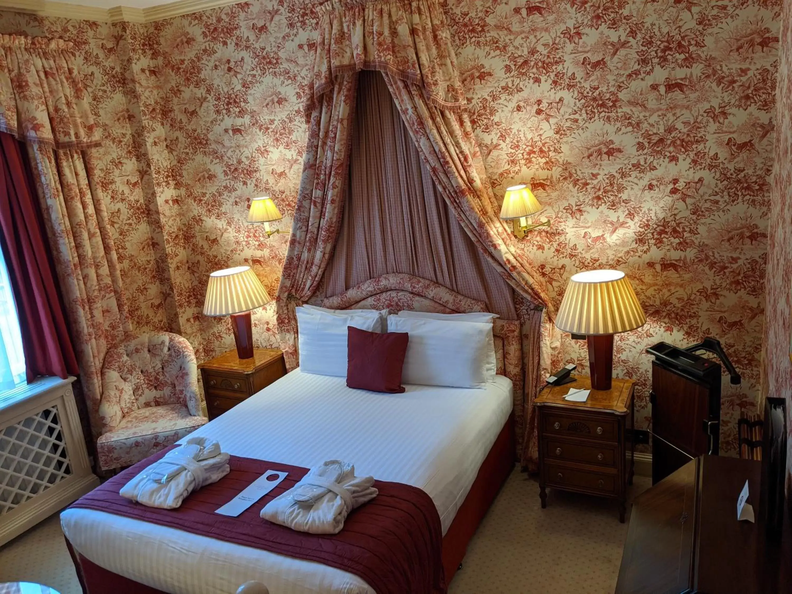 Photo of the whole room, Bed in Cotswold Lodge Hotel