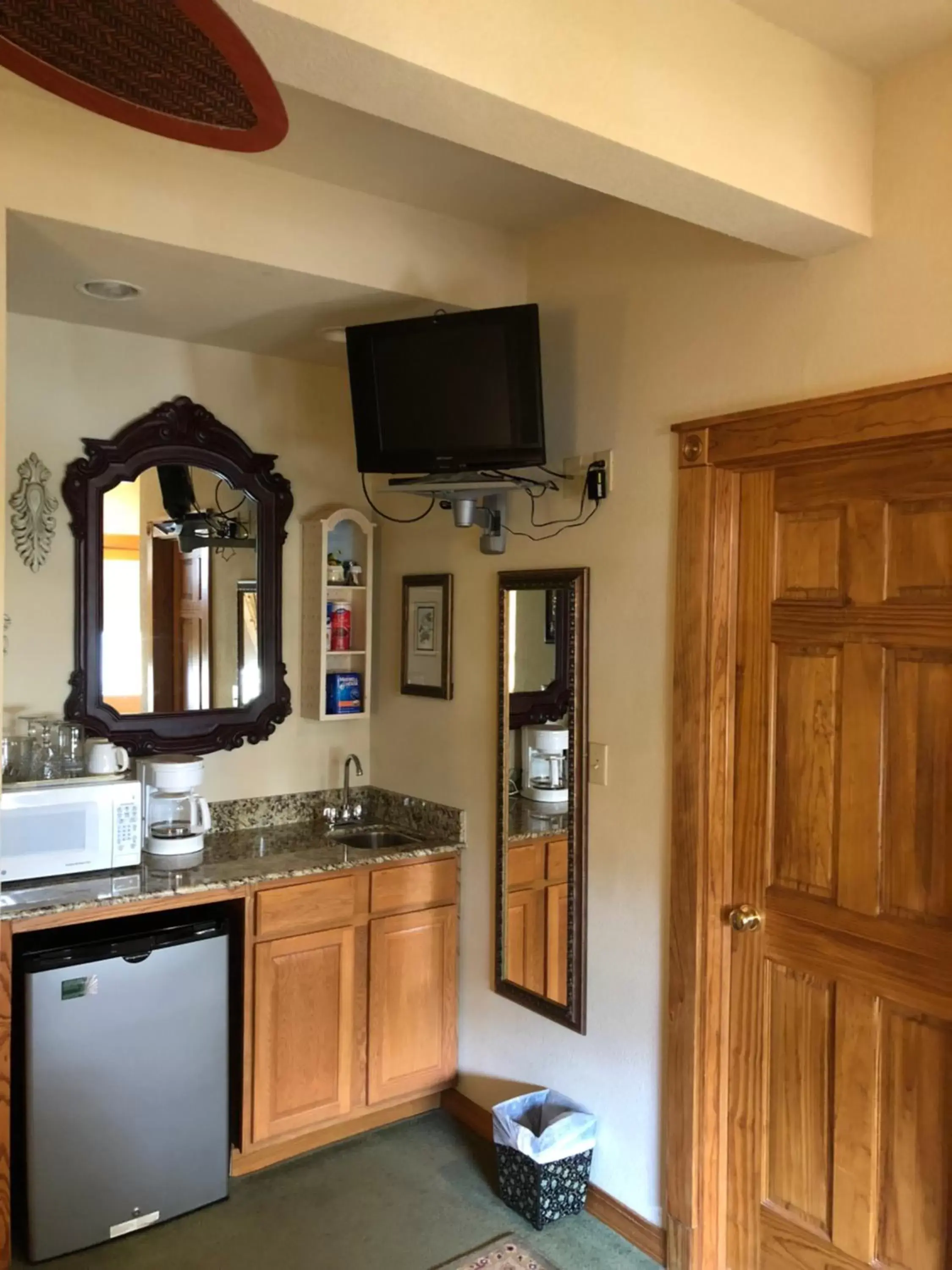 Deluxe King Suite in All Seasons Inn Deluxe King Suite in All Seasons Inn