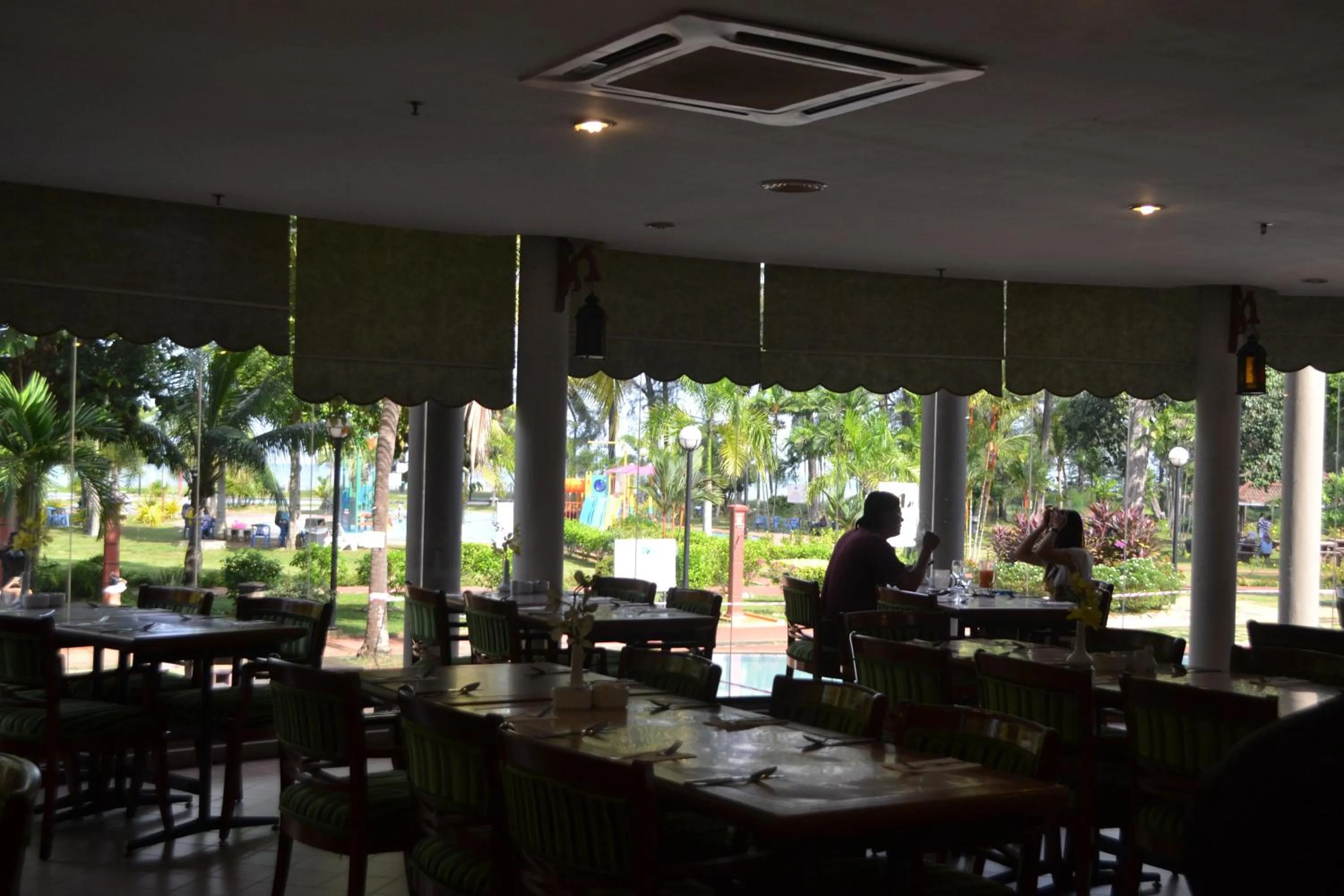 Restaurant/places to eat in De Rhu Beach Resort