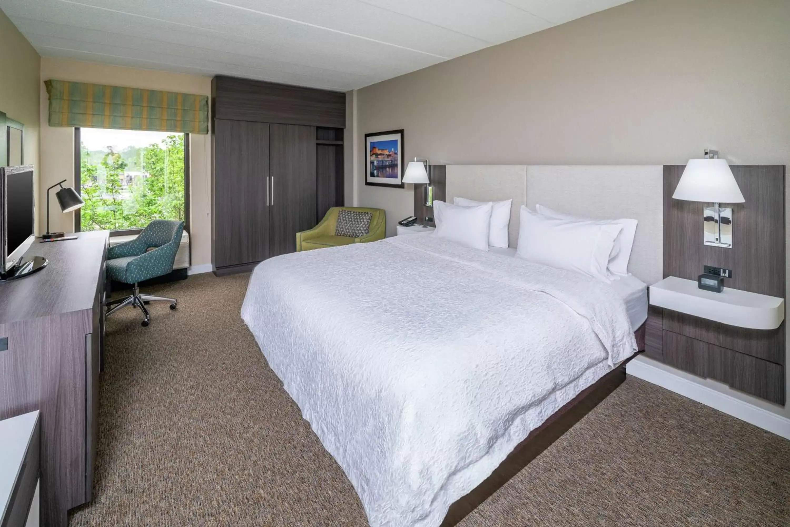 Bedroom, Bed in Hampton Inn & Suites Valley Forge/Oaks