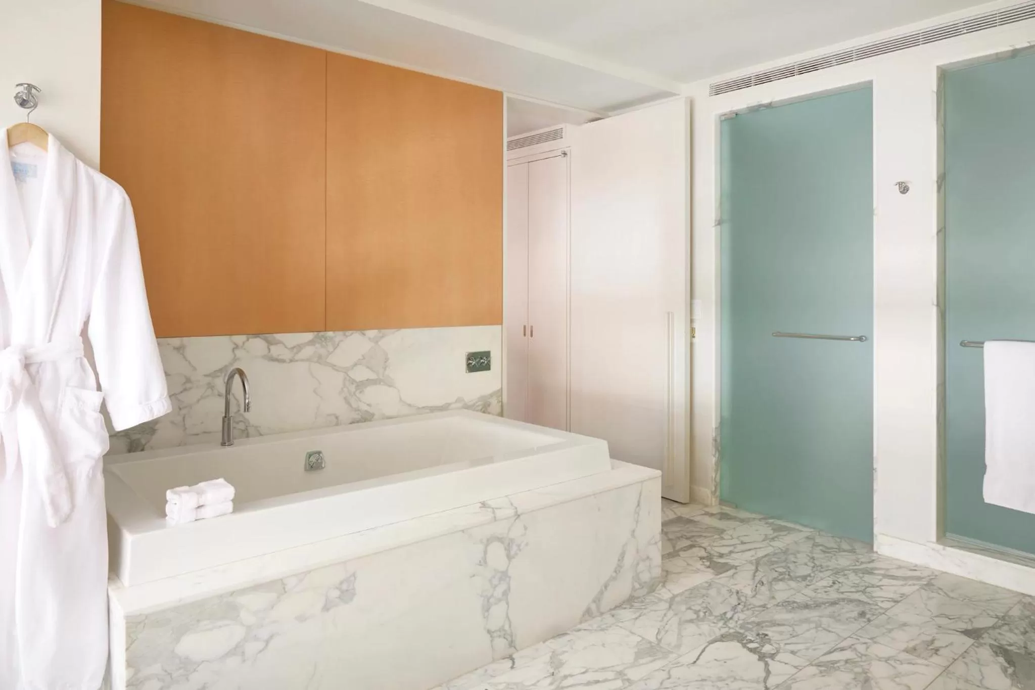 Bathroom, Bed in 21c Museum Hotel Chicago