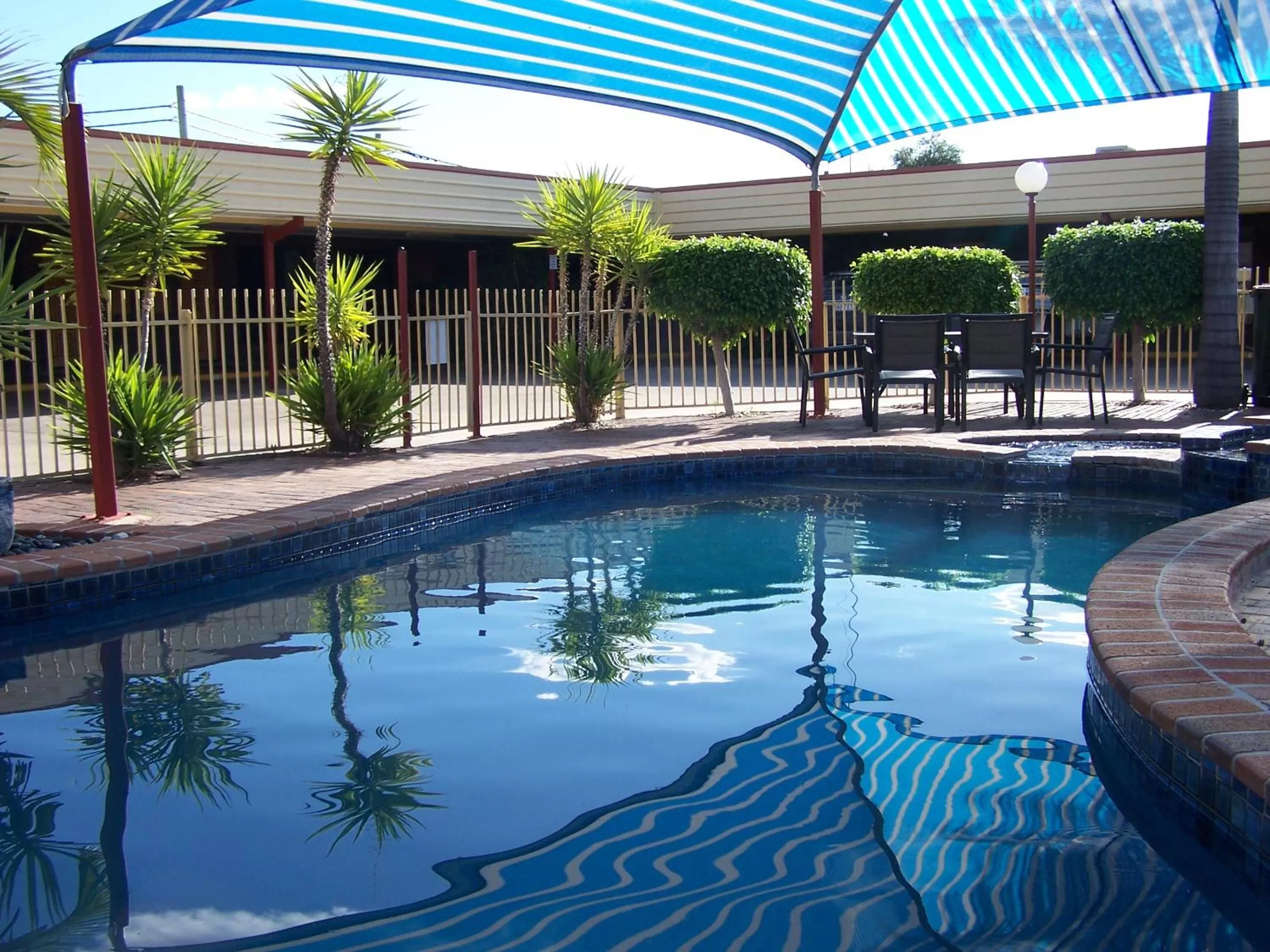 Swimming pool in Macintyre Motor Inn