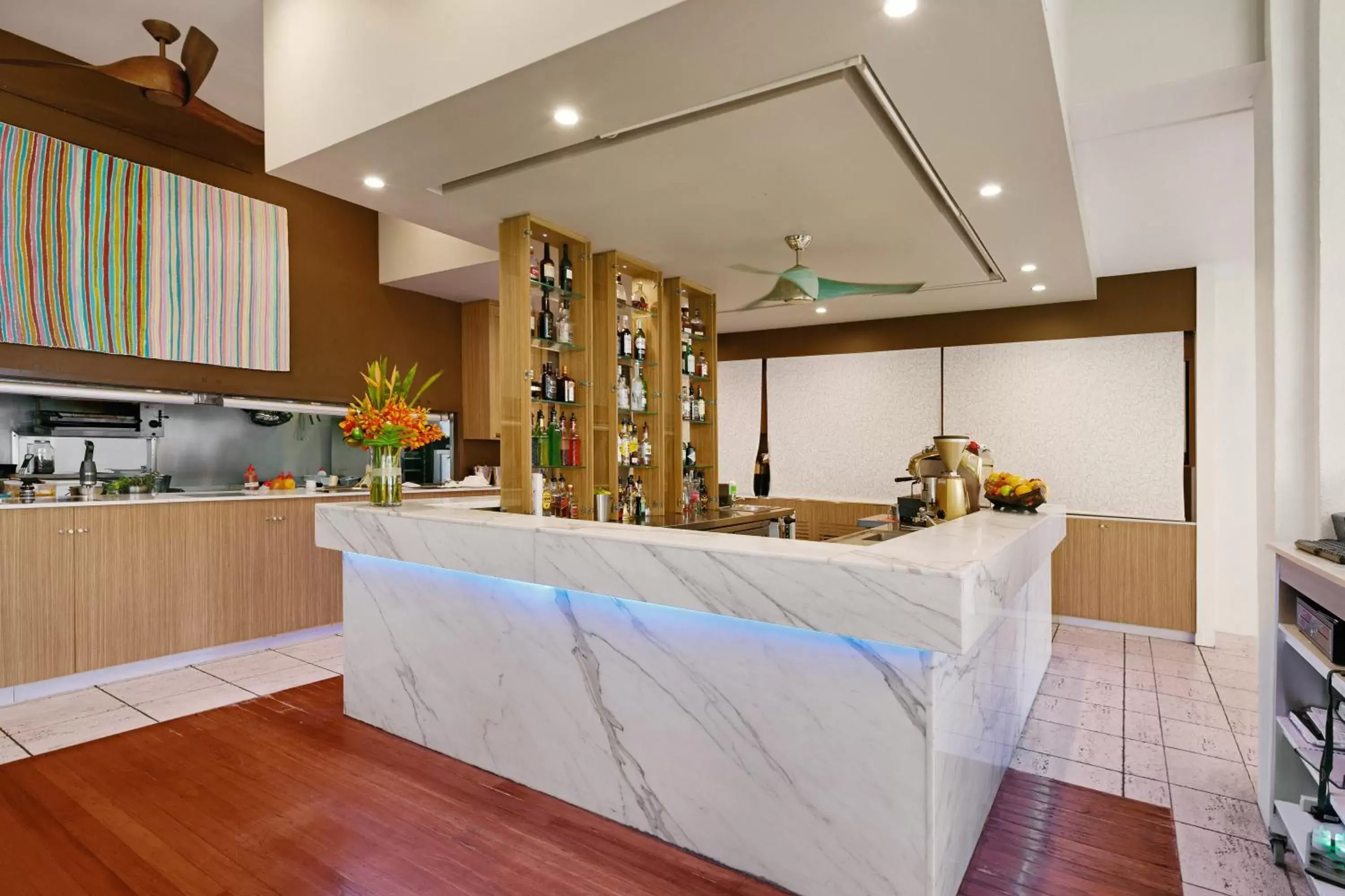 Lounge or bar, Kitchen/Kitchenette in Peppers Beach Club & Spa