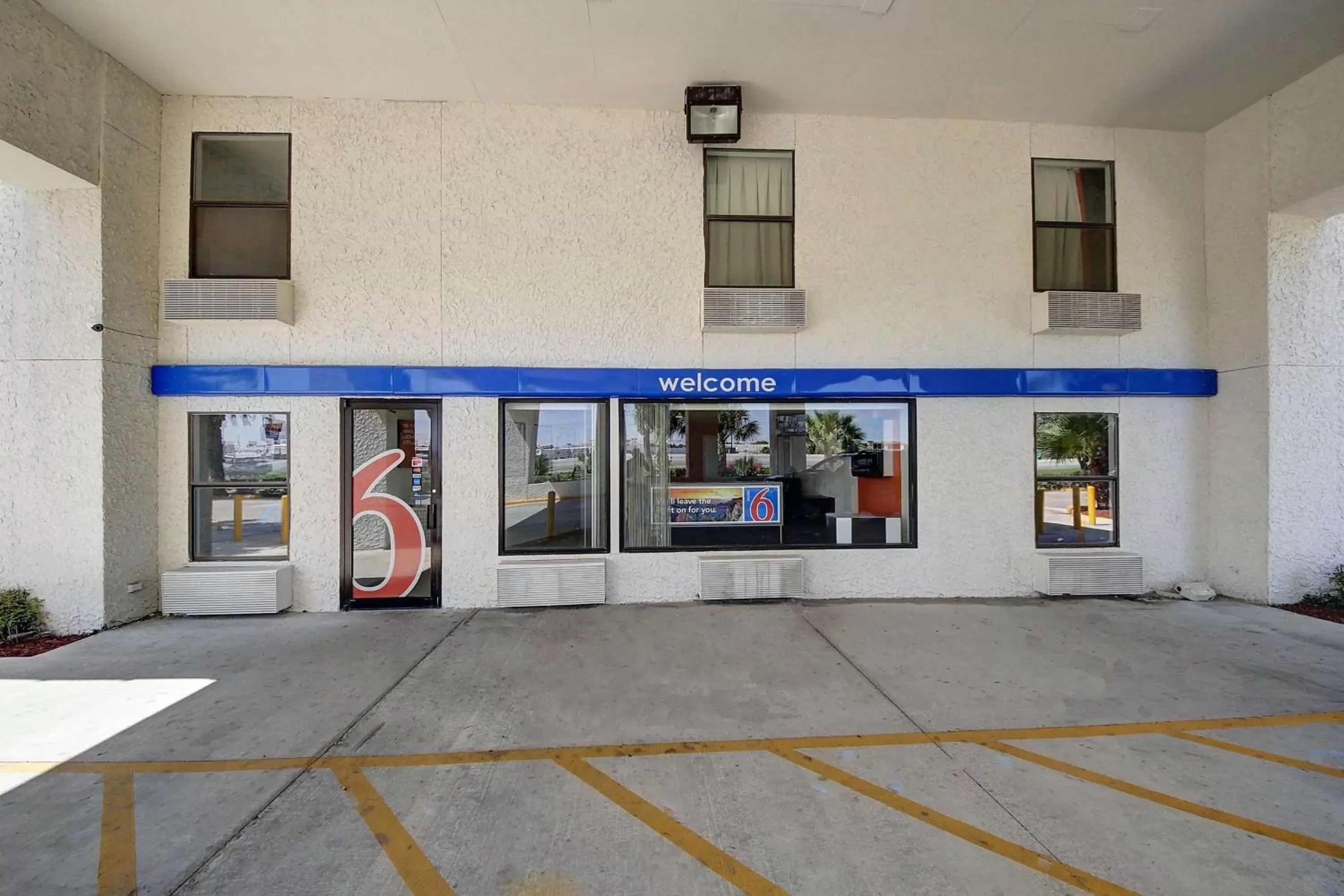 Property building, Facade/Entrance in Motel 6-Laredo, TX - North I-35