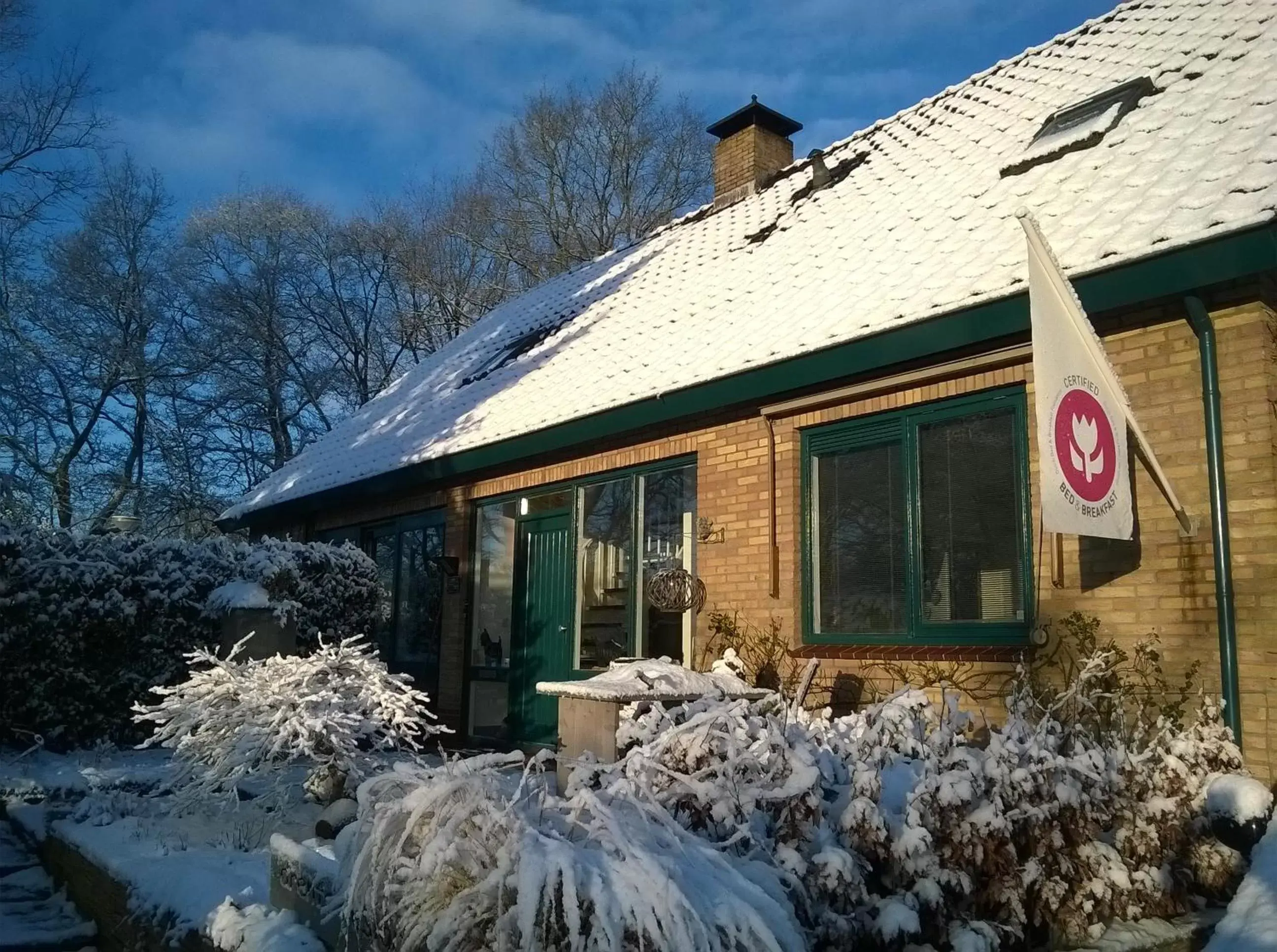 Facade/entrance, Winter in B&B OpdeParkkamp met laadpaal voor elektrische auto's