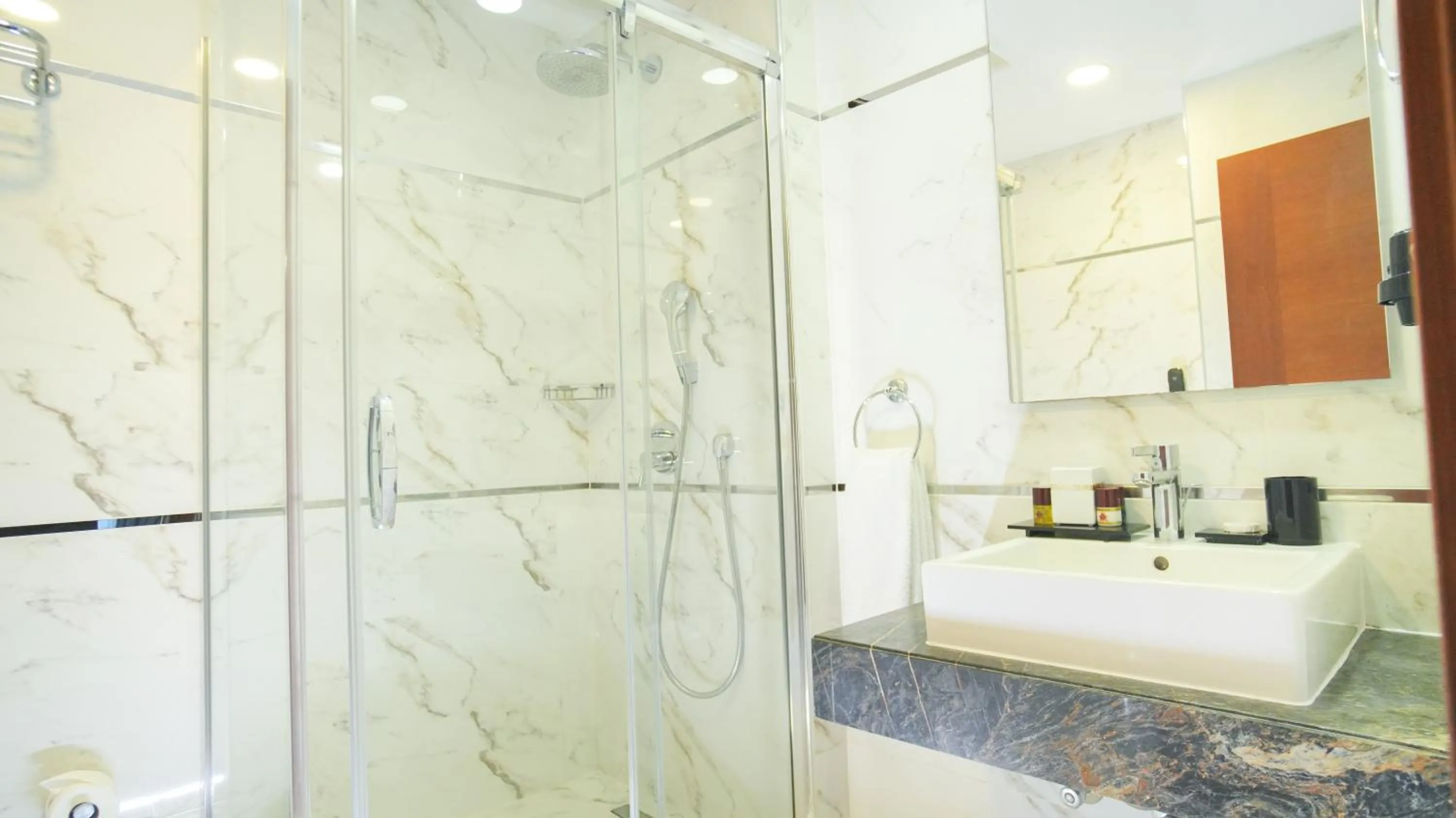 Shower in Dosso Dossi Hotels Old City