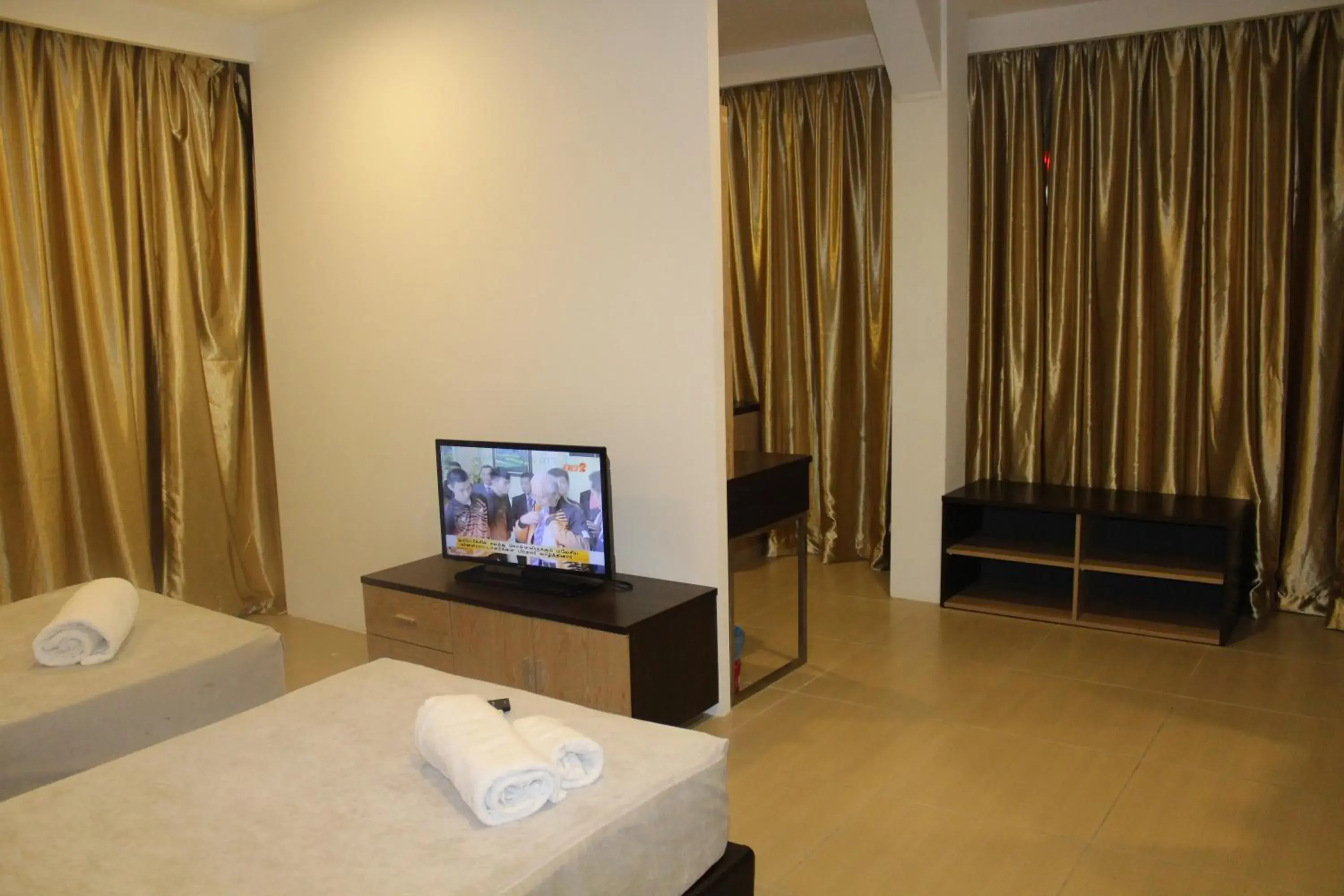TV and multimedia, TV/Entertainment Center in Sun Inns Hotel Jalan Tar