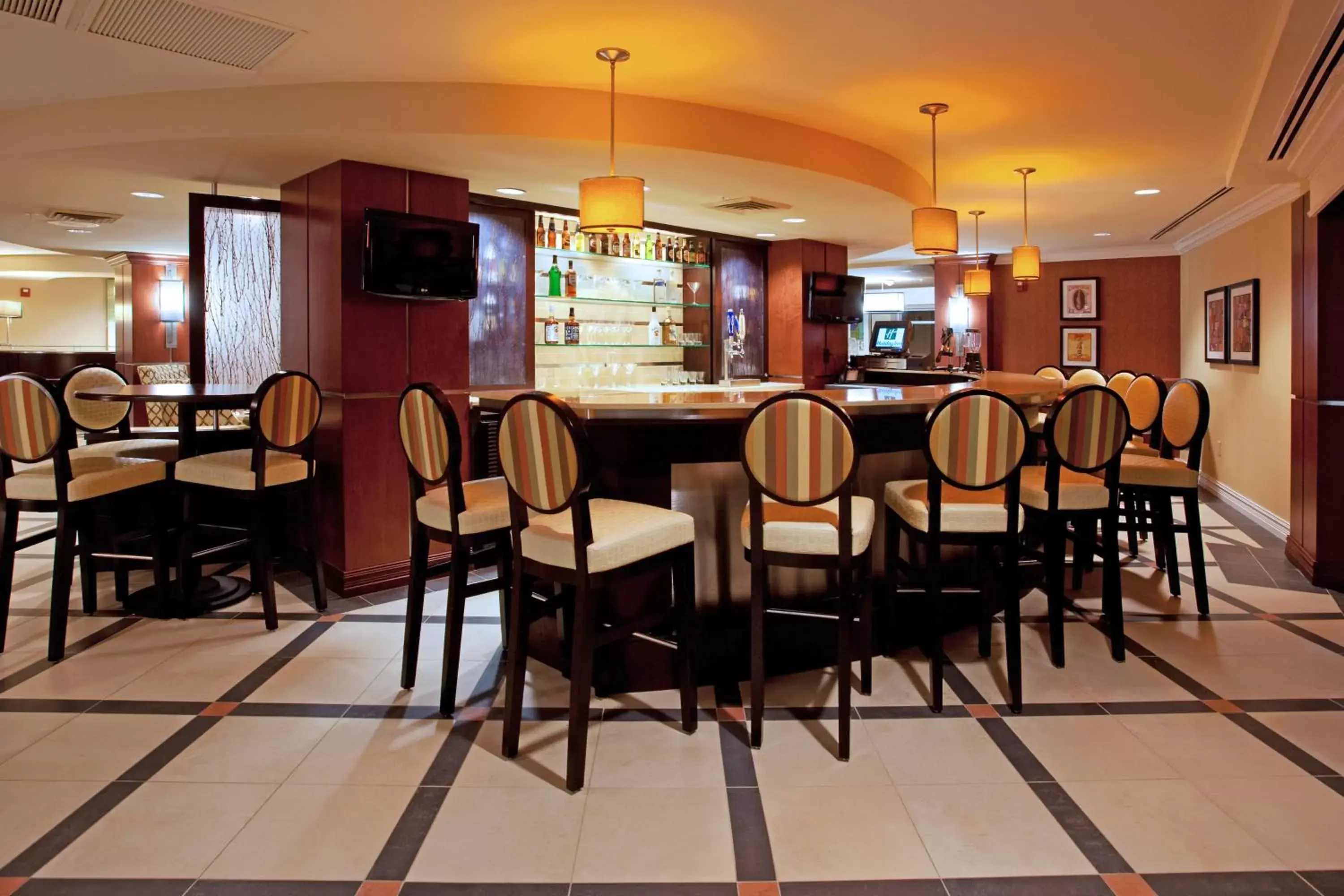 Lounge or bar, Lounge/Bar in Holiday Inn Anderson, an IHG Hotel