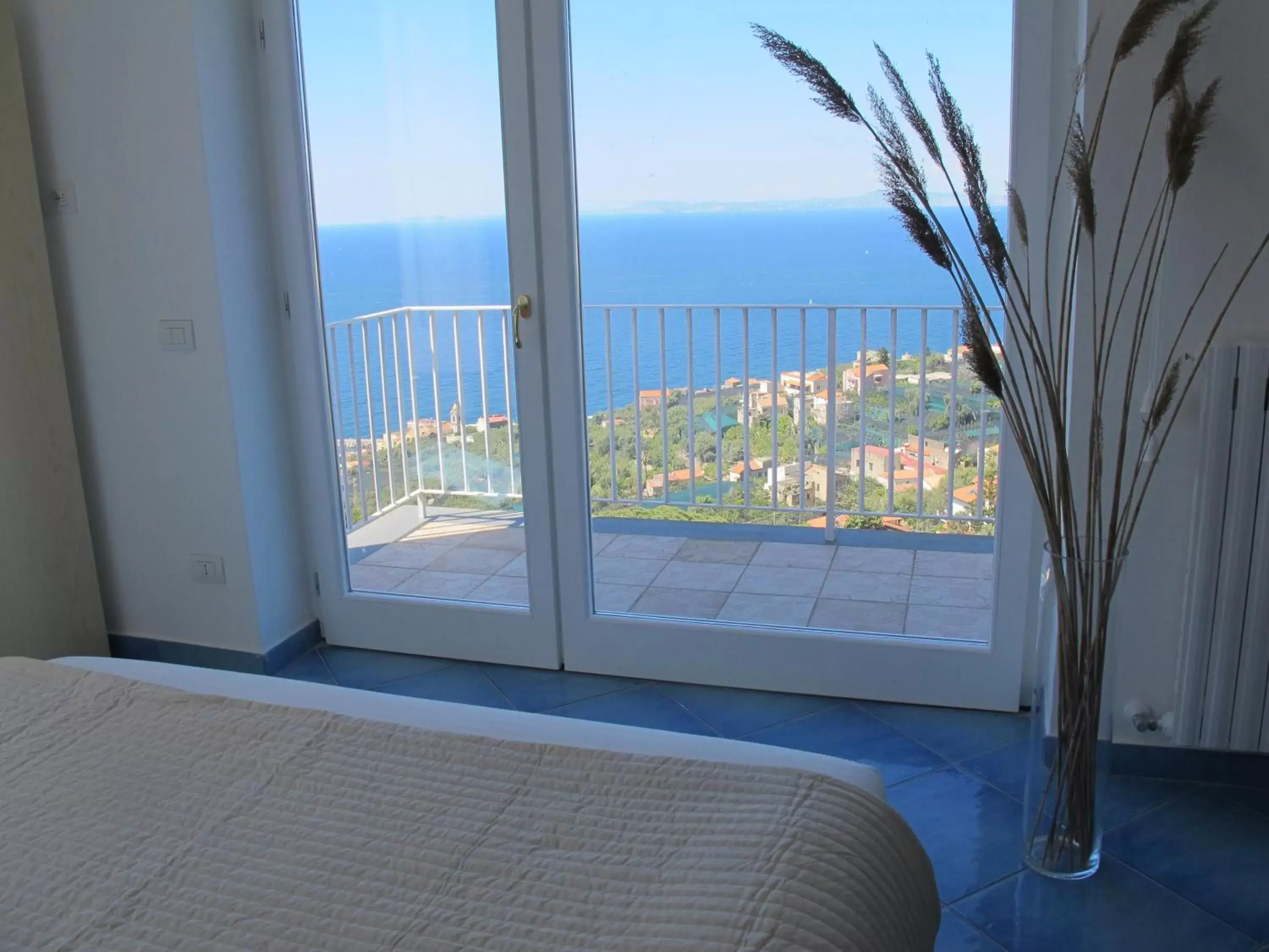 Photo of the whole room, Sea View in Antonio Massa Lubrense