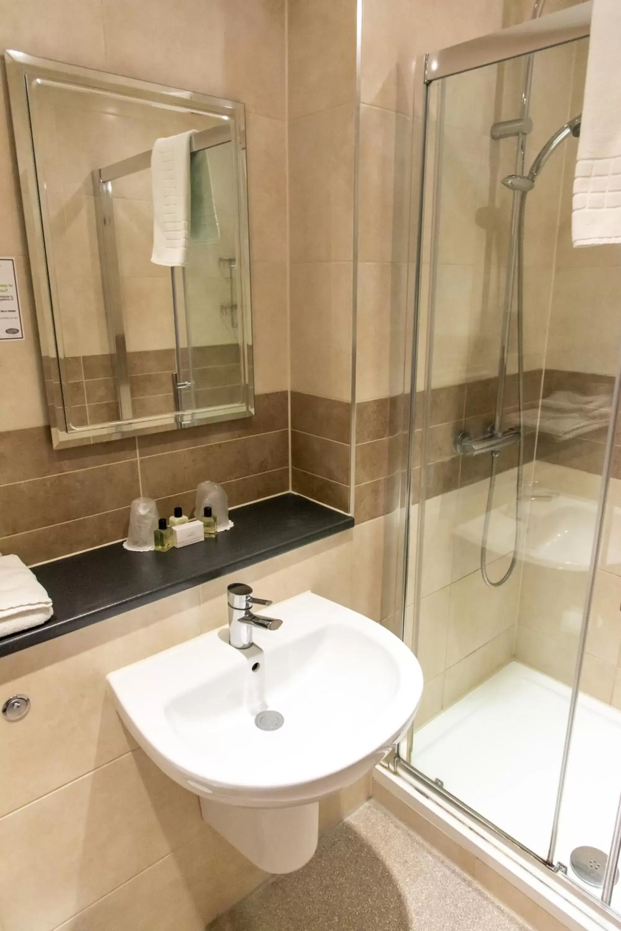 Shower, Bathroom in Kingscliff Hotel