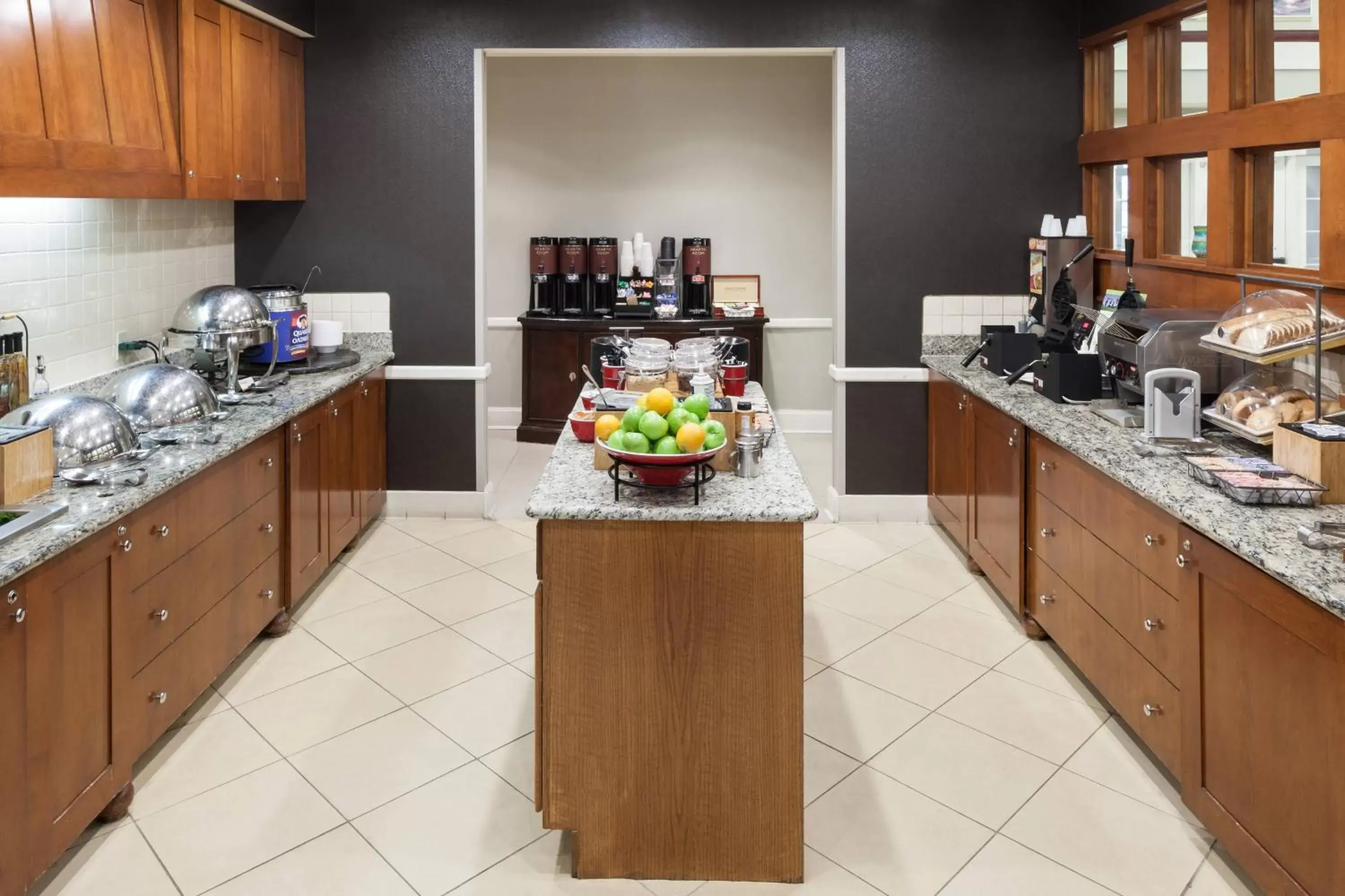 Breakfast, Kitchen/Kitchenette in Residence Inn Boston Marlborough