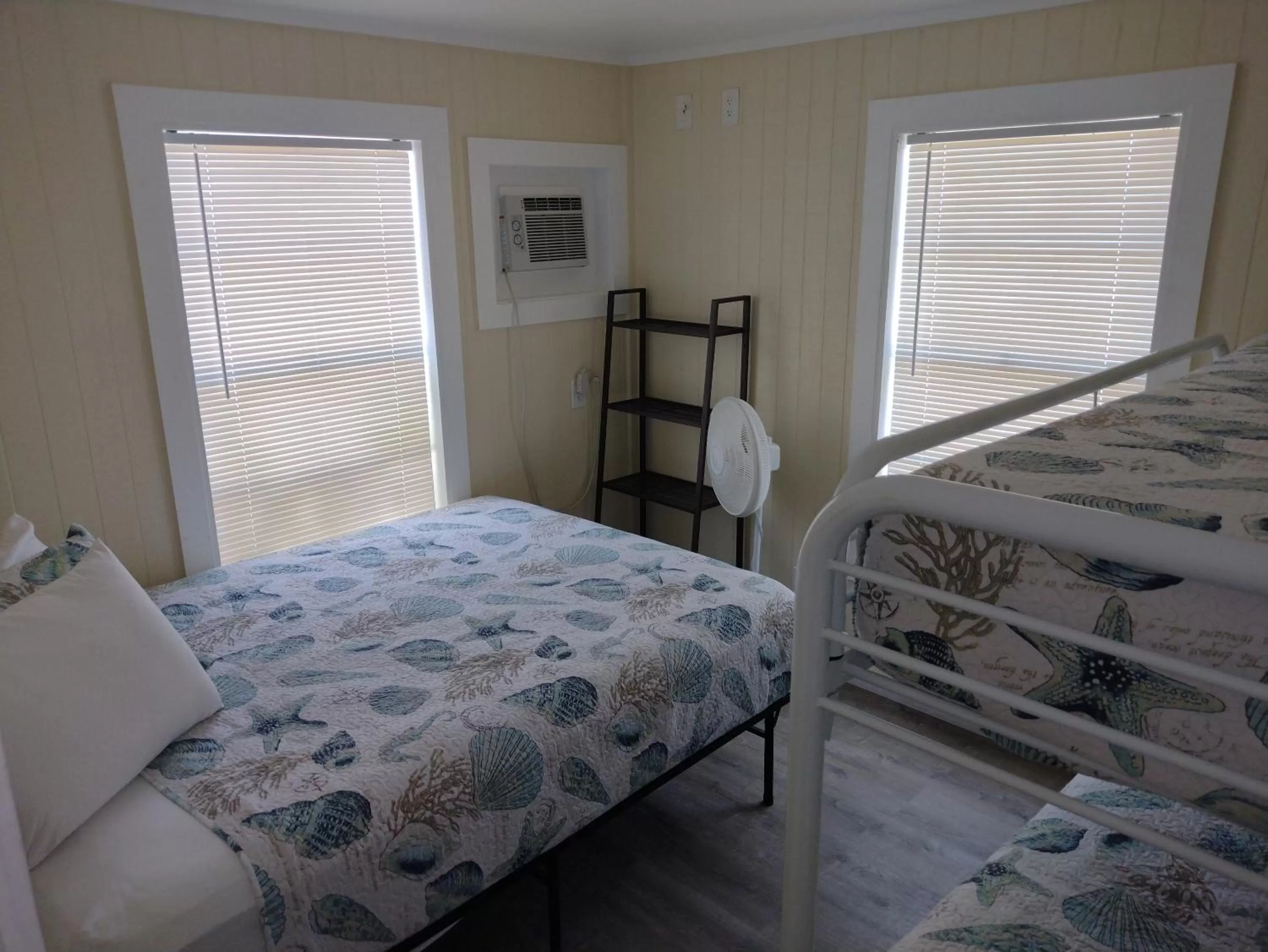 Bed in Double Barr Cottage Inn