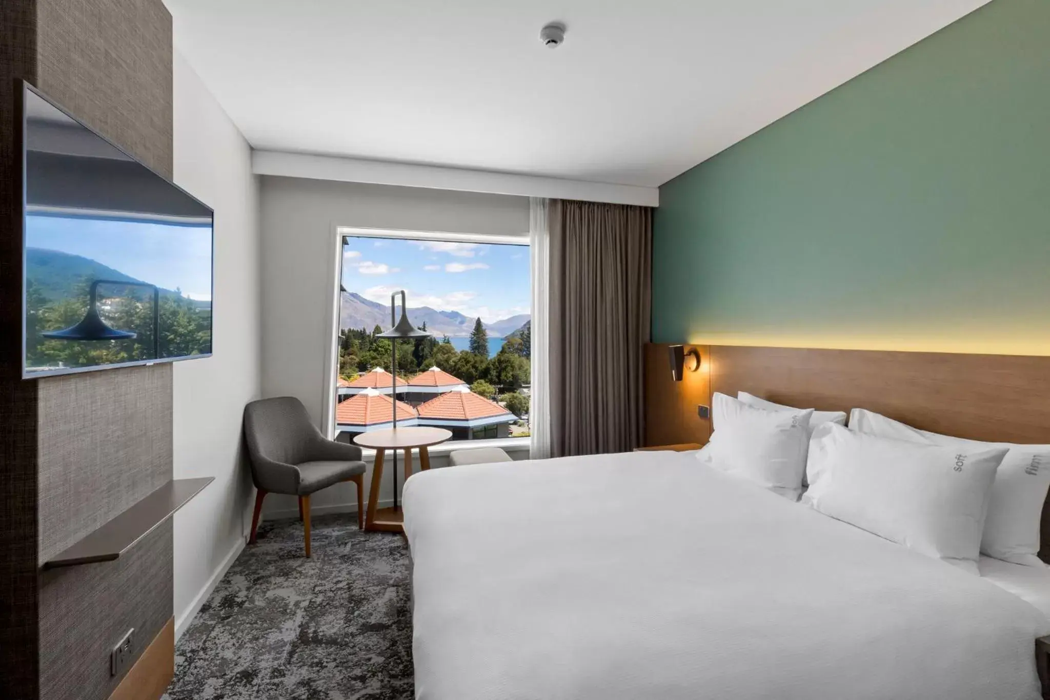 Photo of the whole room in Holiday Inn Express & Suites Queenstown, an IHG Hotel