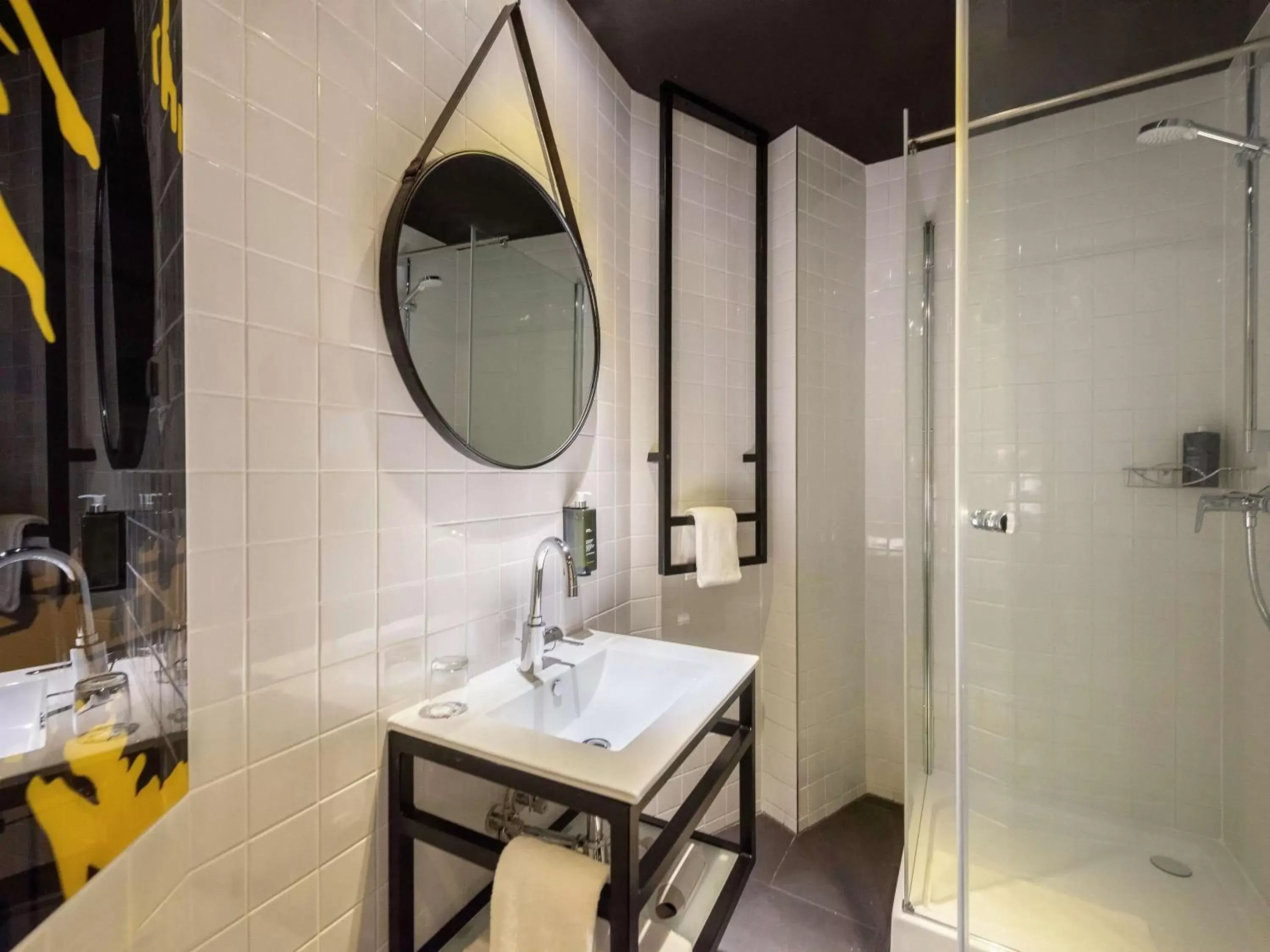 Photo of the whole room, Bathroom in ibis Styles Dresden Neustadt