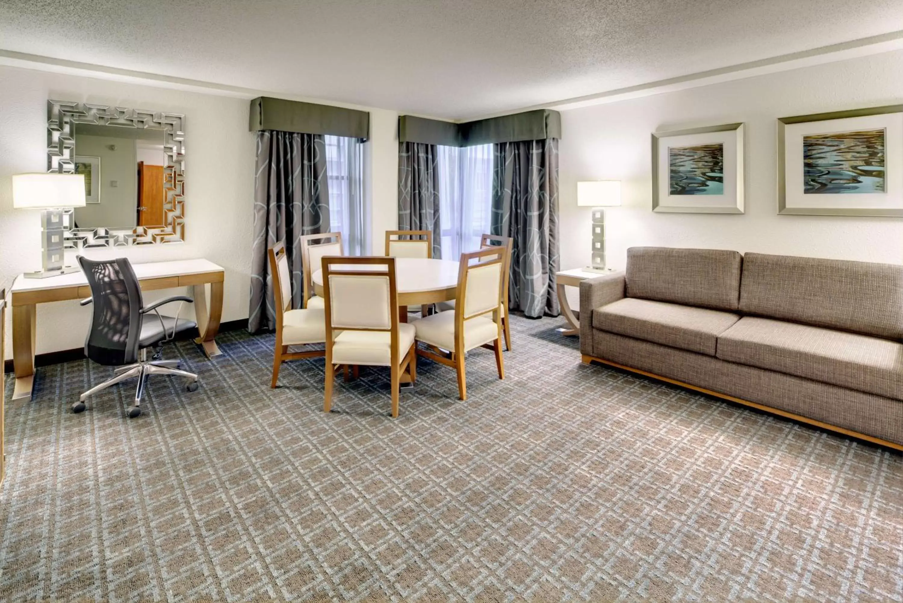 Bedroom, Seating Area in DoubleTree by Hilton Milwaukee Downtown