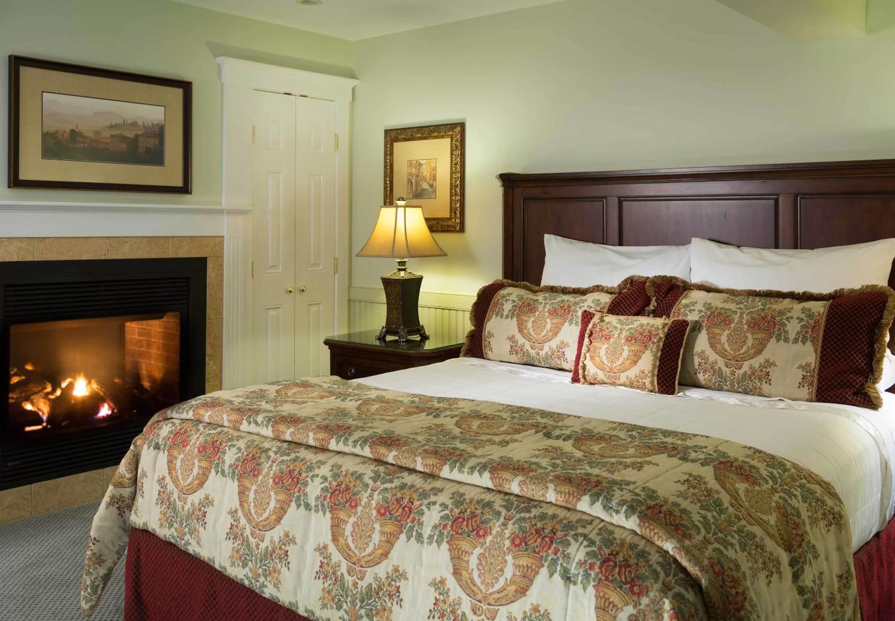 Photo of the whole room, Bed in Grand Harbor Inn